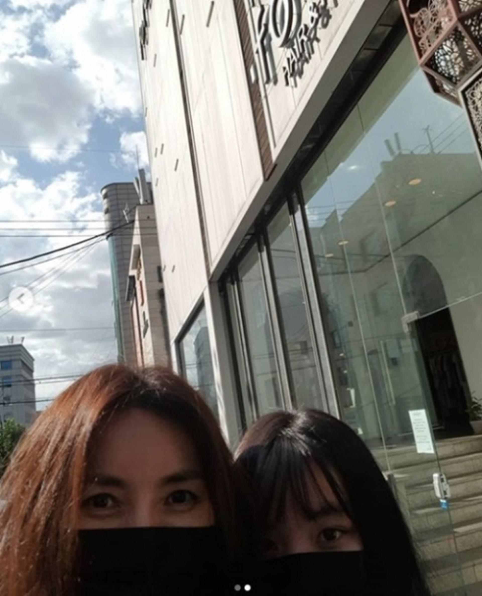 ‘차인표♥’ 신애라, 큰딸과 셀카 공개… “눈매가 똑같네”