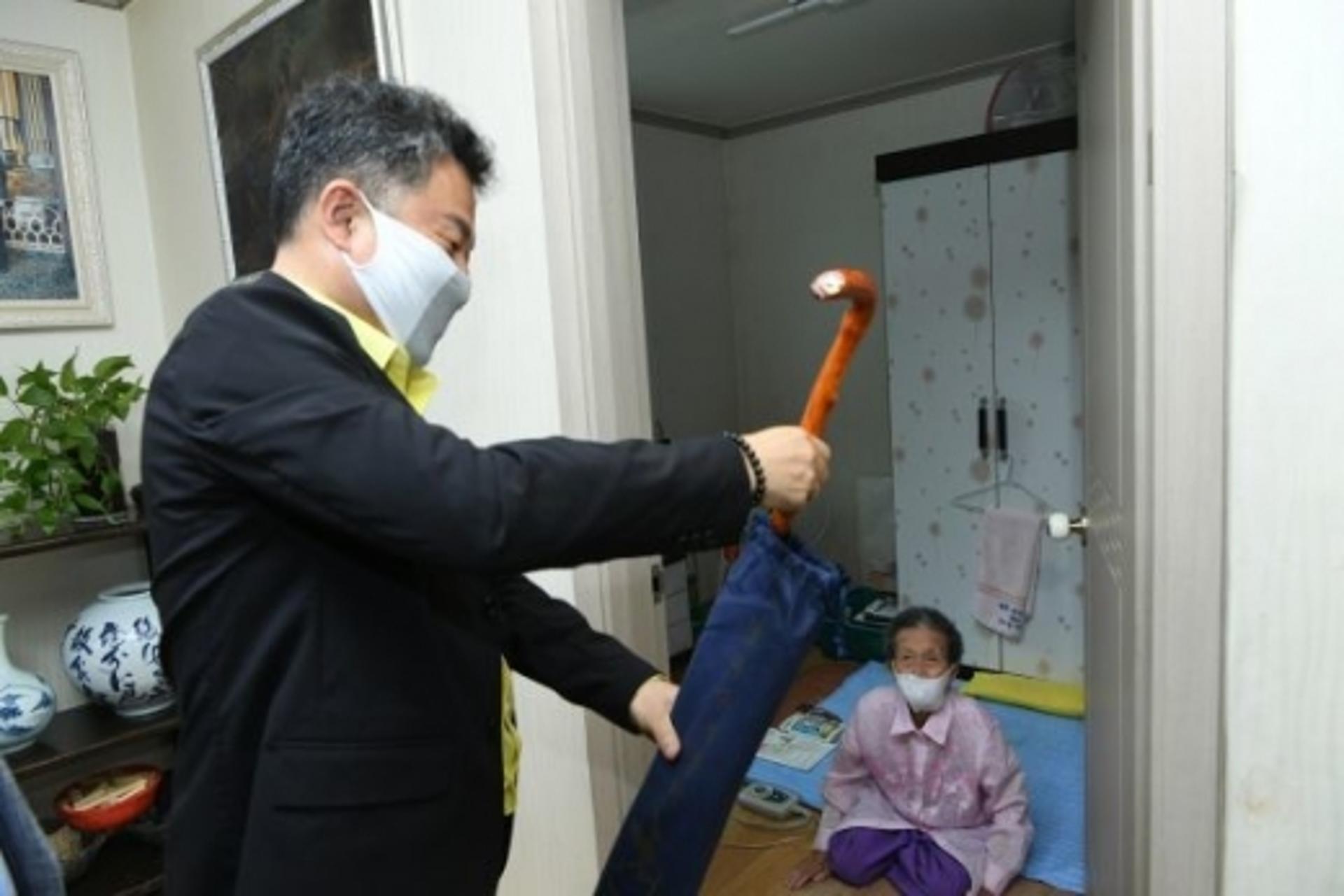안승남 구리시장, 100세 어르신 장수지팡이 ‘청려장’ 전달