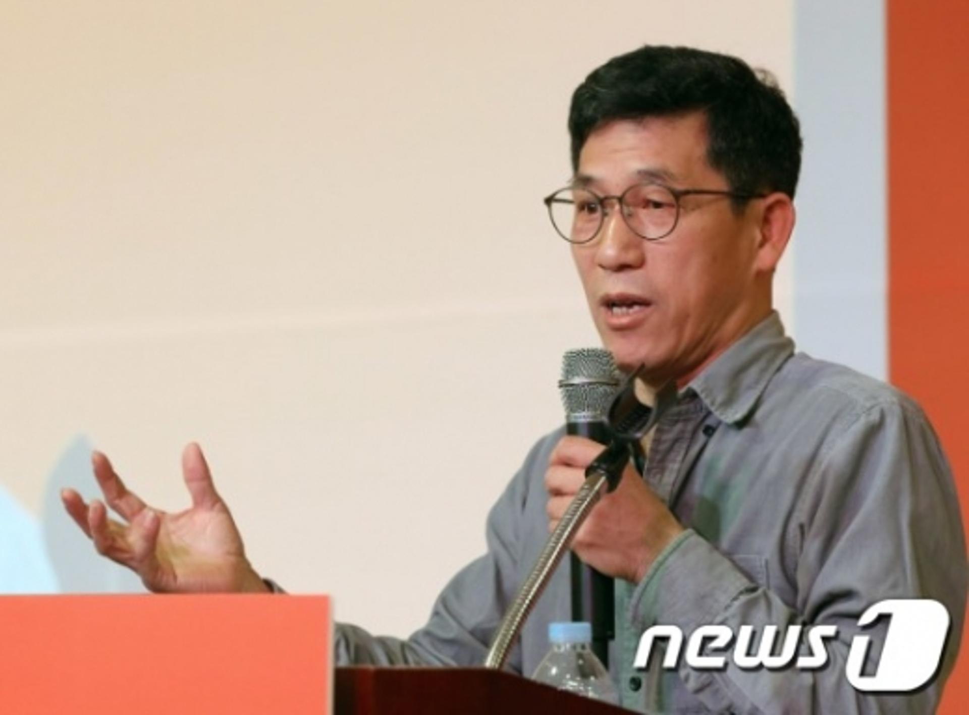 진중권, '달님 영창' 현수막에 "국민의힘, 늙으나 젊으나 무개념"