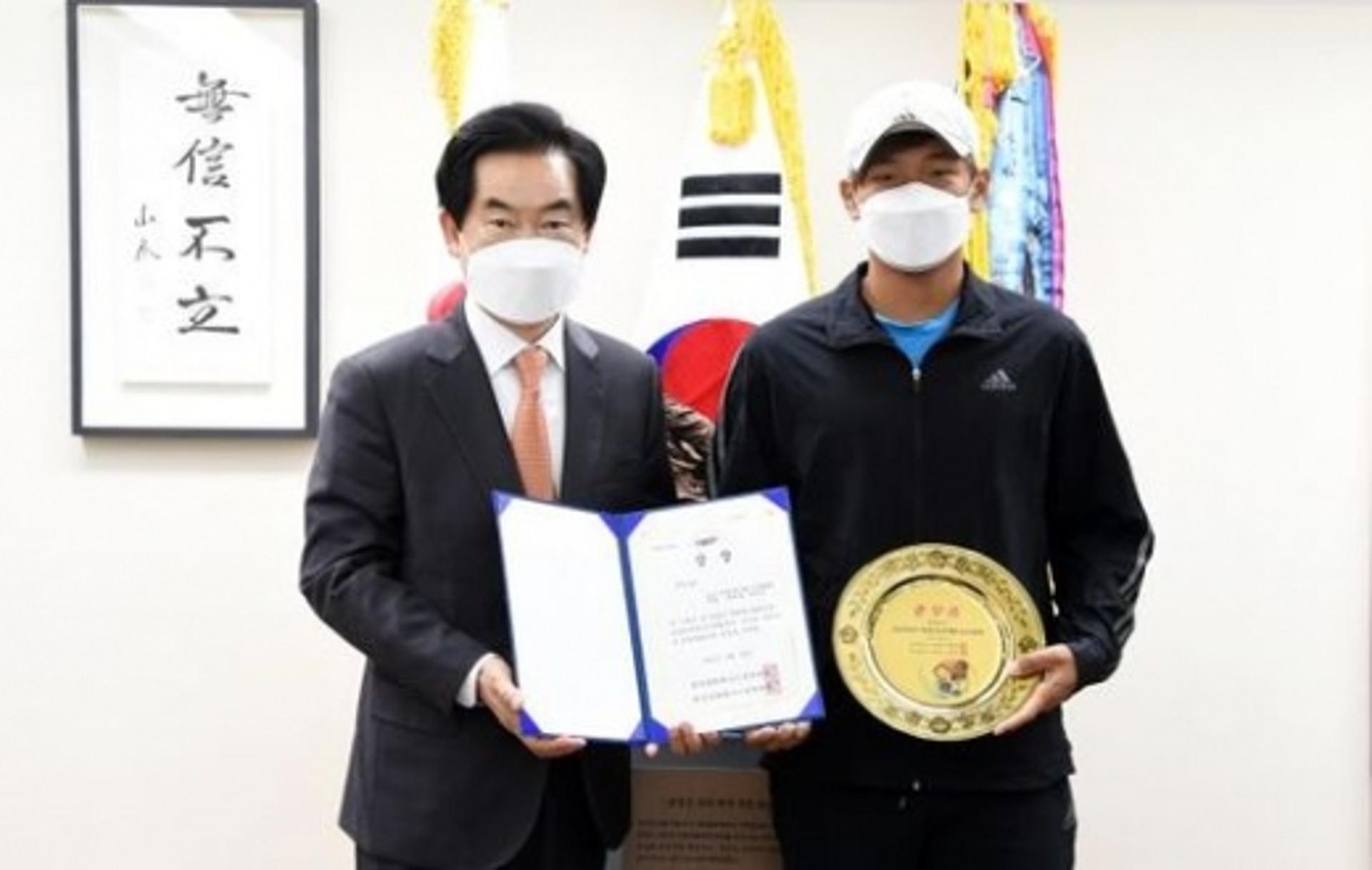 안병용 의정부시장 시청 테니스팀 격려