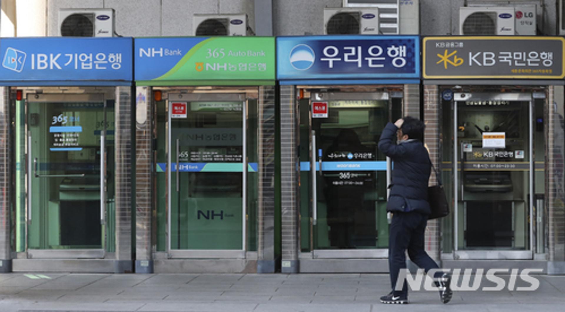 '100년 역사' 은행 점포도 문 닫았다… 일자리 7570개 사라져