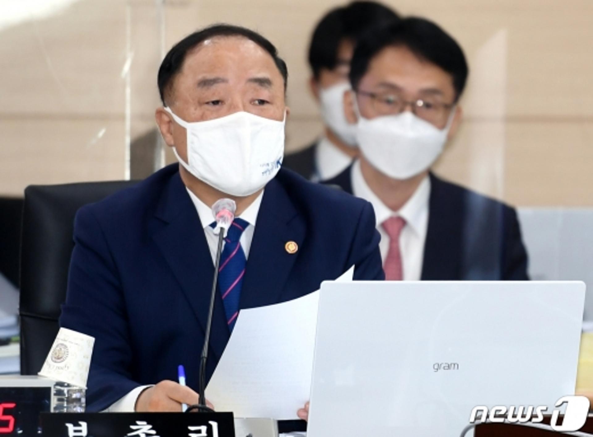 [2020 국감] '재정준칙' 맹탕 비난… 홍남기 "계산해봤나" 반박
