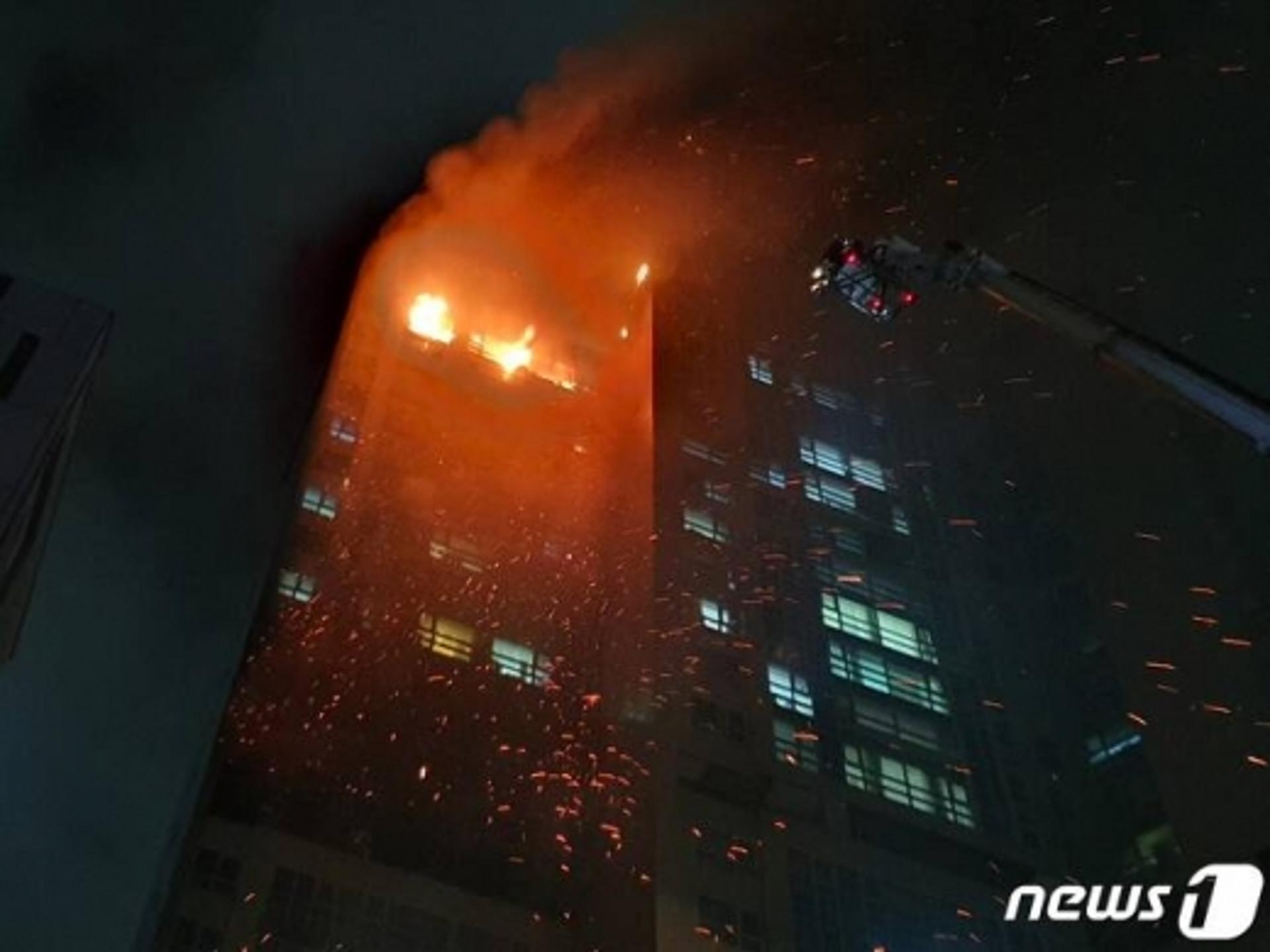 문 대통령 “울산 아파트 화재 사망자 없어 다행… 소방관 헌신 감사”
