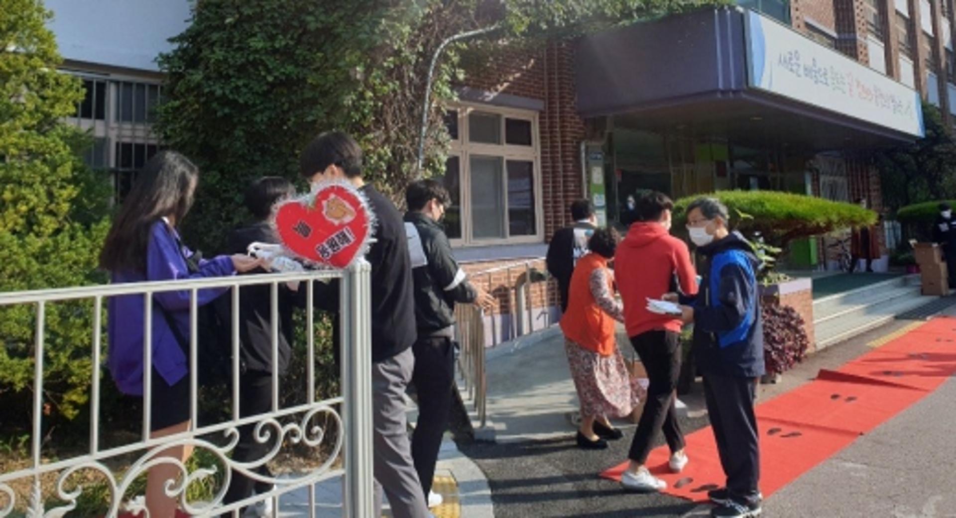 군포시 지역사회보장협의체, 등굣길 이벤트 "힘내라! 2학기" 진행