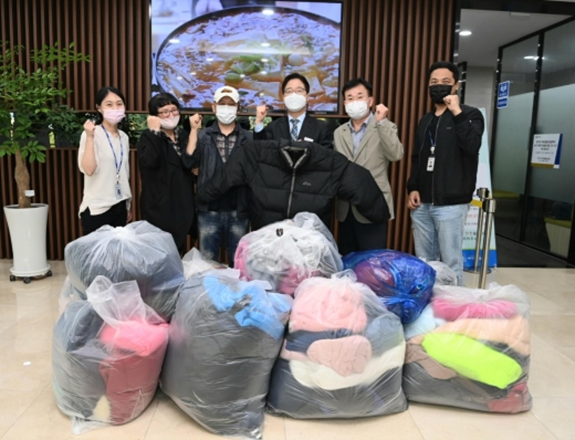 경기도 공직자들, 외국인 이웃 따뜻한 겨울나기 '겨울외투 나눔' 참여