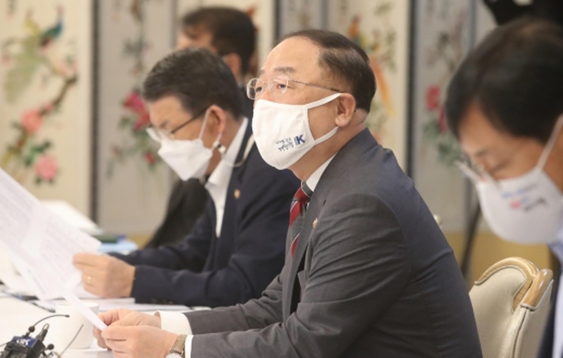홍남기, 전셋값 상승 점검 강화… “불법전매 시 형사처벌”(상보)