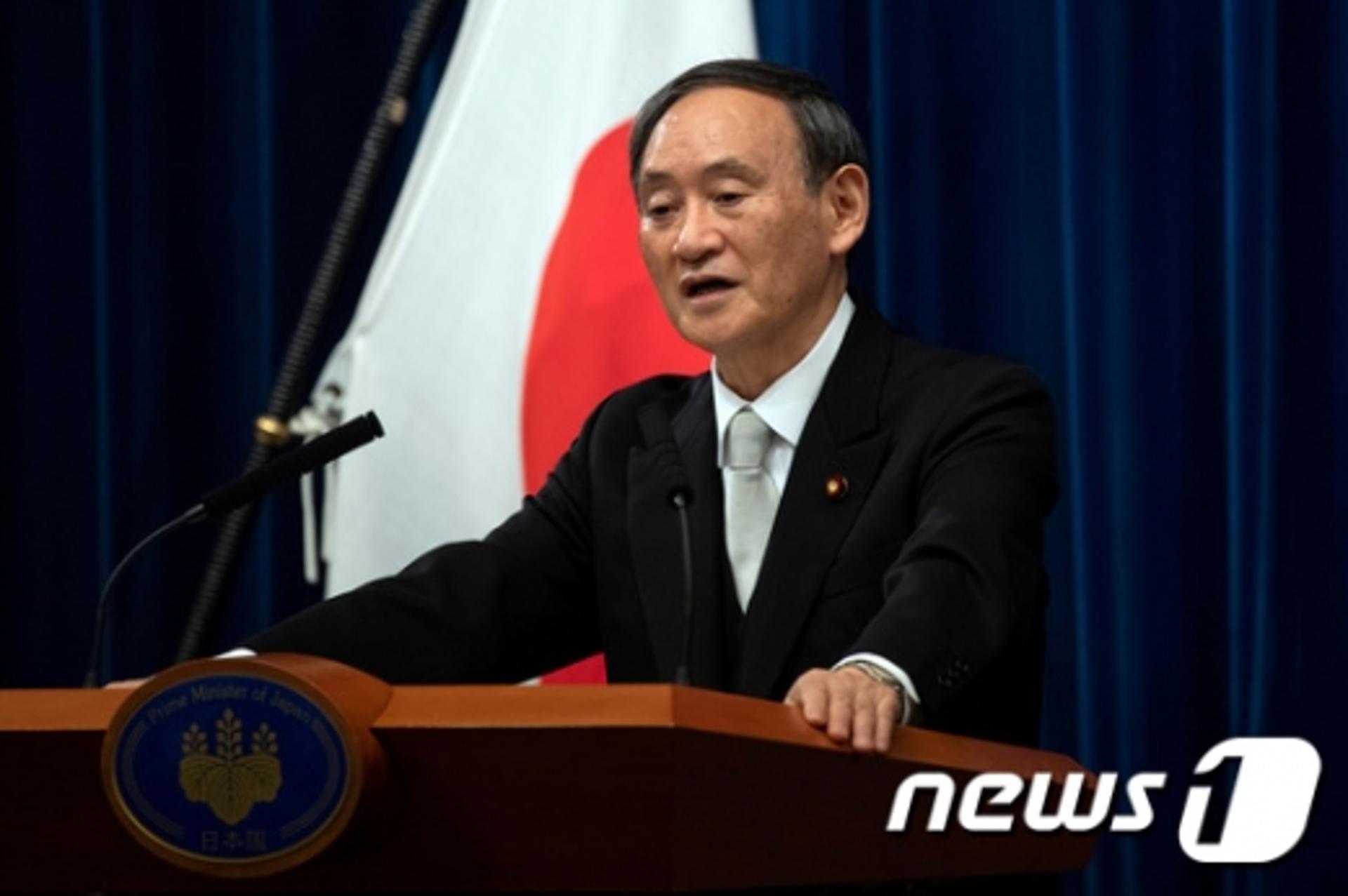 스가, 아베와 다르다?… '취임 후 행적' 짚어보니