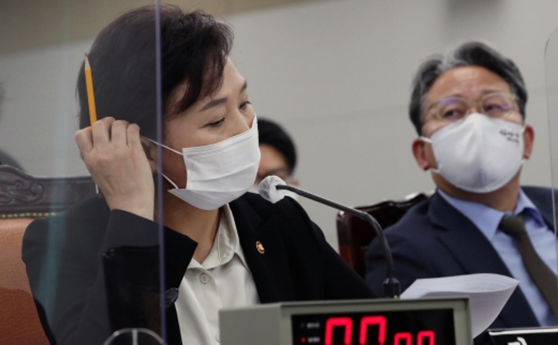 김현미 “부동산시장 불안정 원인은 저금리·유동성 과잉”