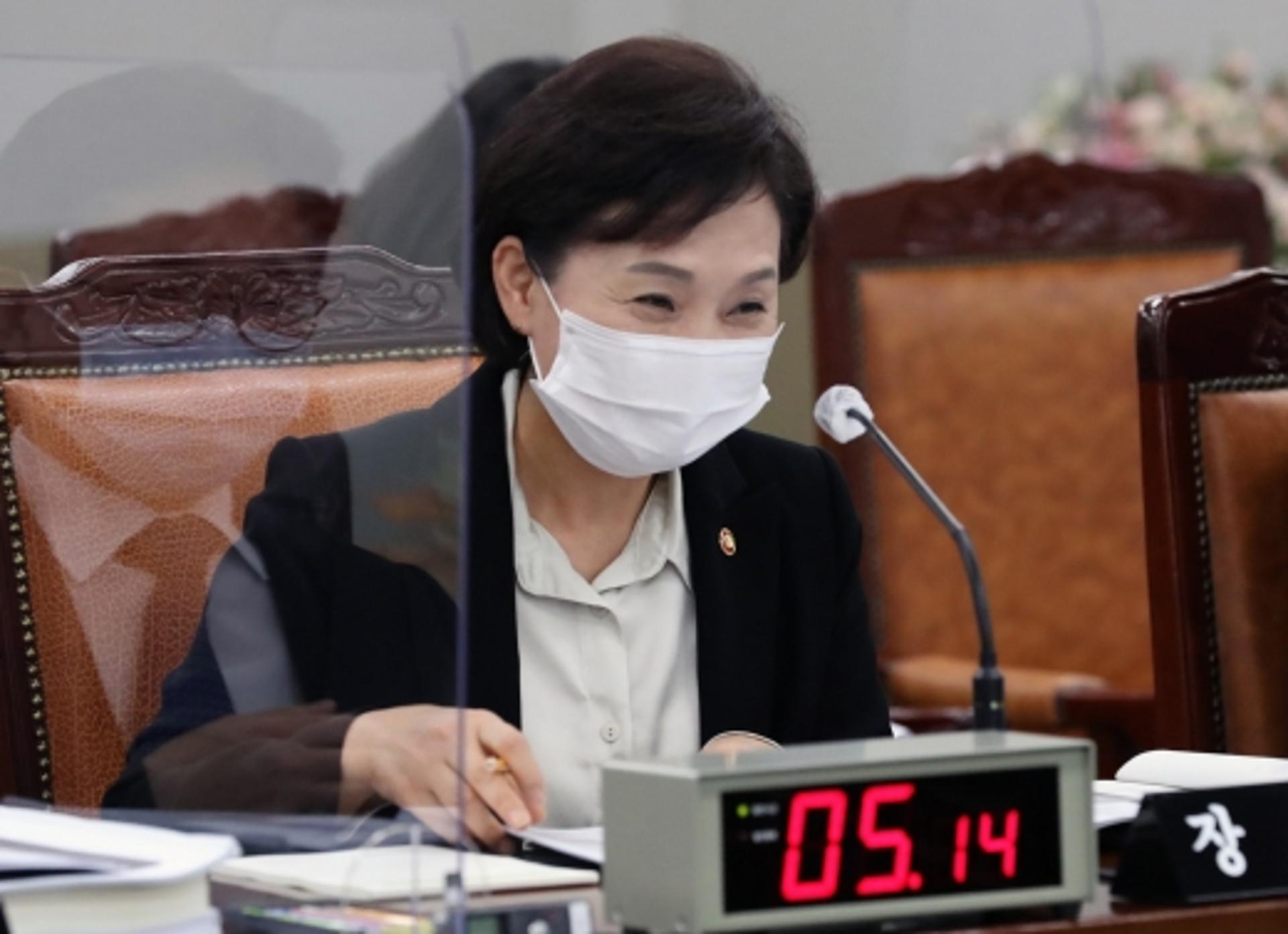국감장에 울려퍼진 '테스형'… "턱 빠지게 웃는다" 가사 보니