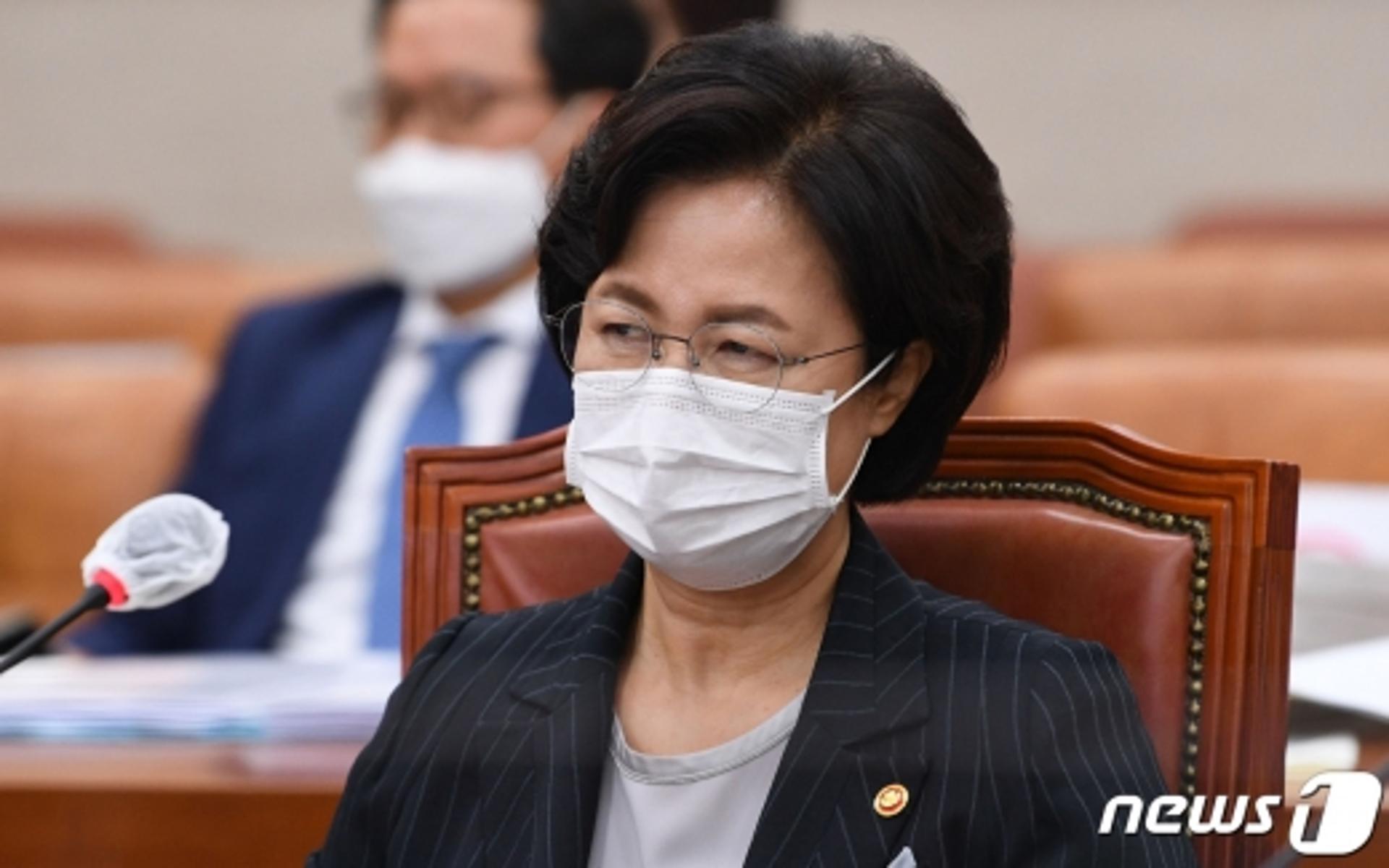 김봉현 "현직검사에 수억원 로비"… 추미애, 감찰 지시 "충격적"