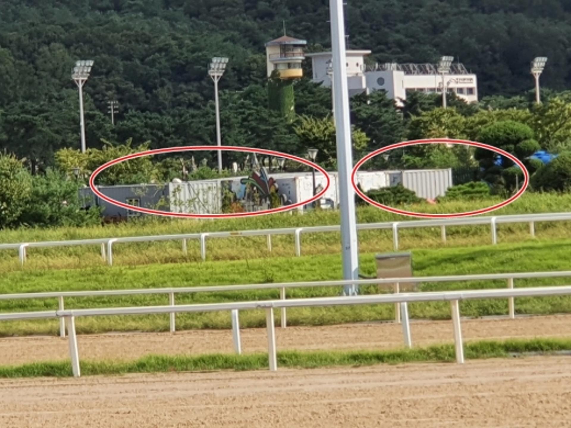 한국마사회, '경내 불법 건축물 설치' 물의