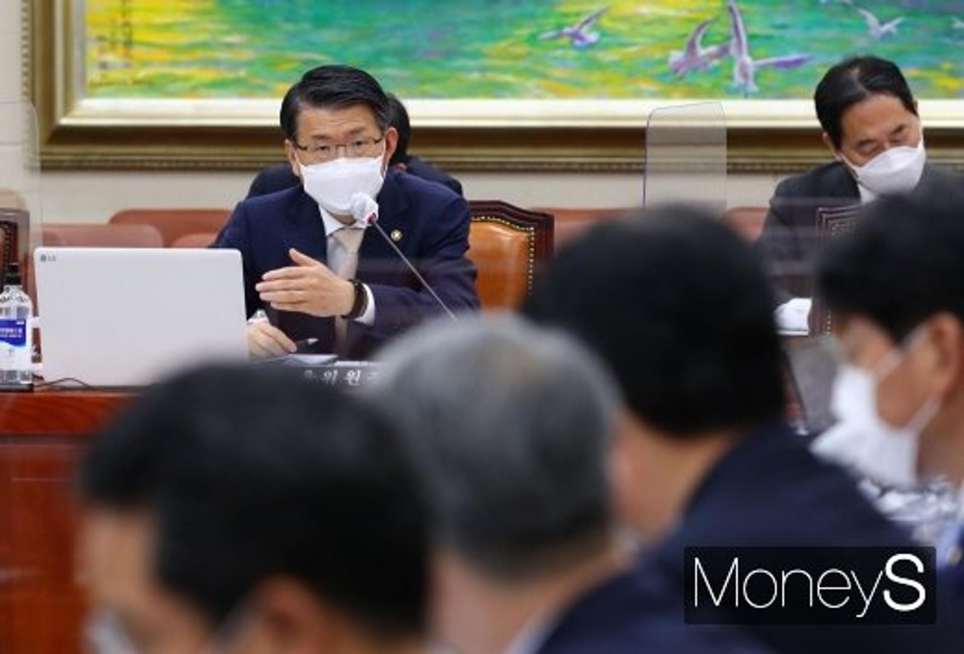 추미애, ‘라임·윤석열 의혹’ 수사지휘권 발동… 정무위 공방 예고