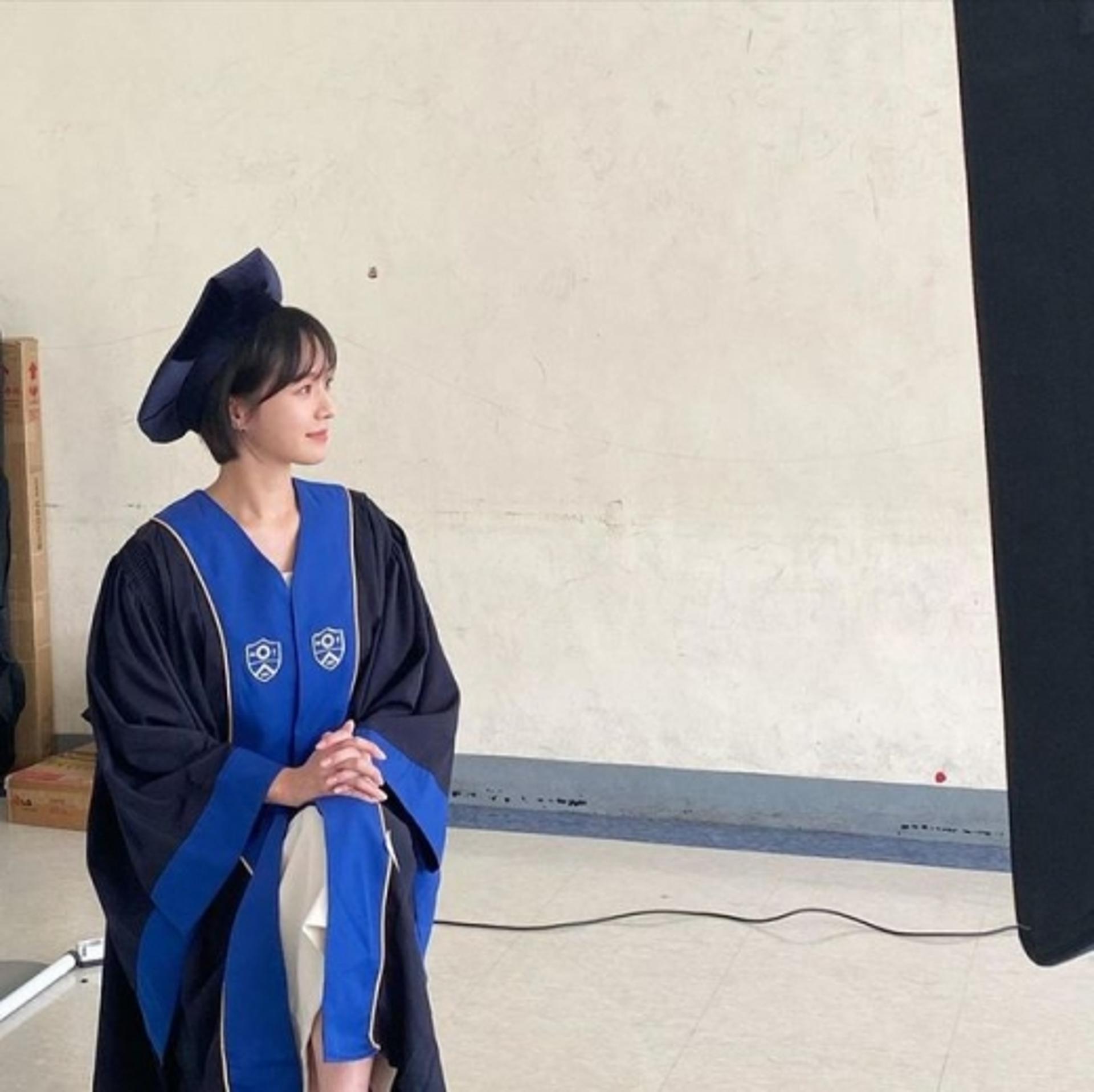"연세대 졸업해요"… '사이코지만' 박규영, 학사모 여신
