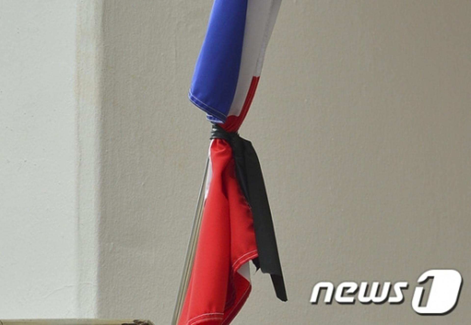 "교사 살해범, 학생 아버지와 문자"… 佛, 공모정황 포착