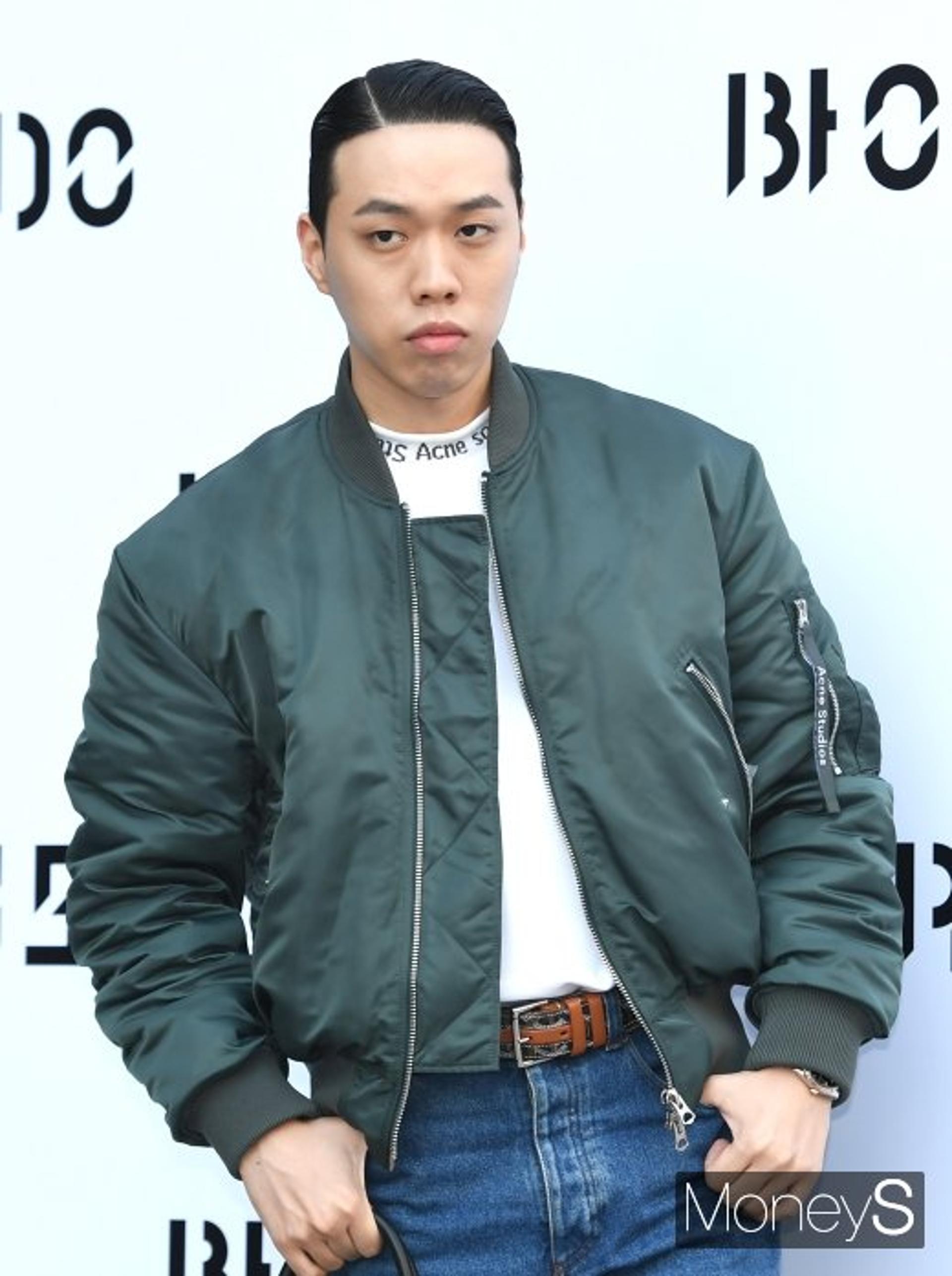 "첫눈에 반해"… 비와이 결혼, 8년 연애 끝 결실