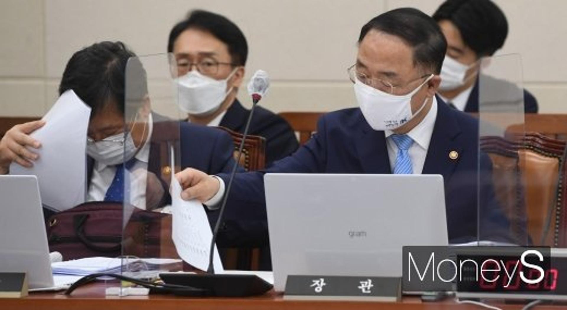 “전세 안정화시키겠다”… 추가대책 고민하는 홍남기의 구상은?