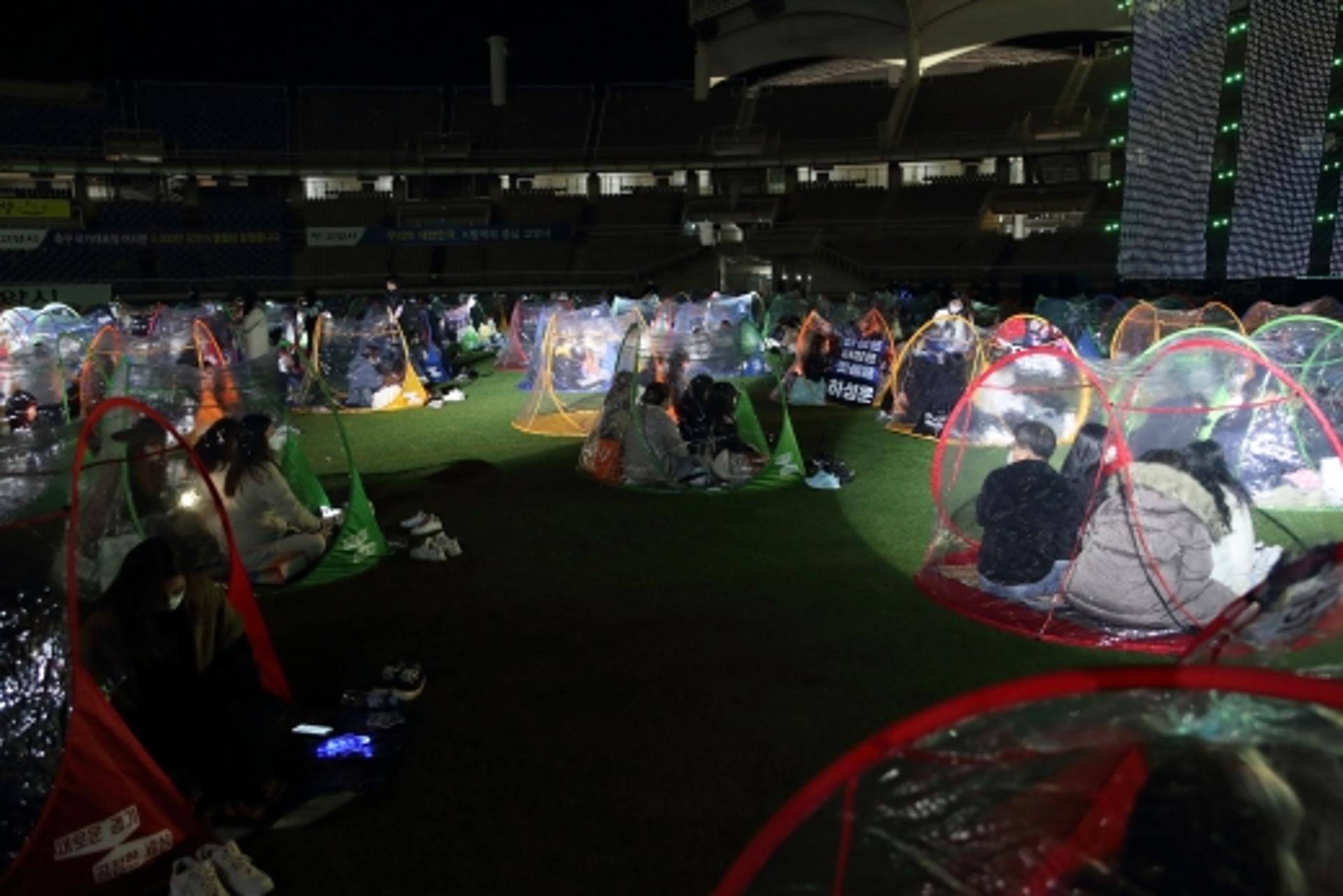 코로나 확산 후 첫 '대면 축제' 디엠지 콘서트, "감동과 안전 잡은 모범사례"
