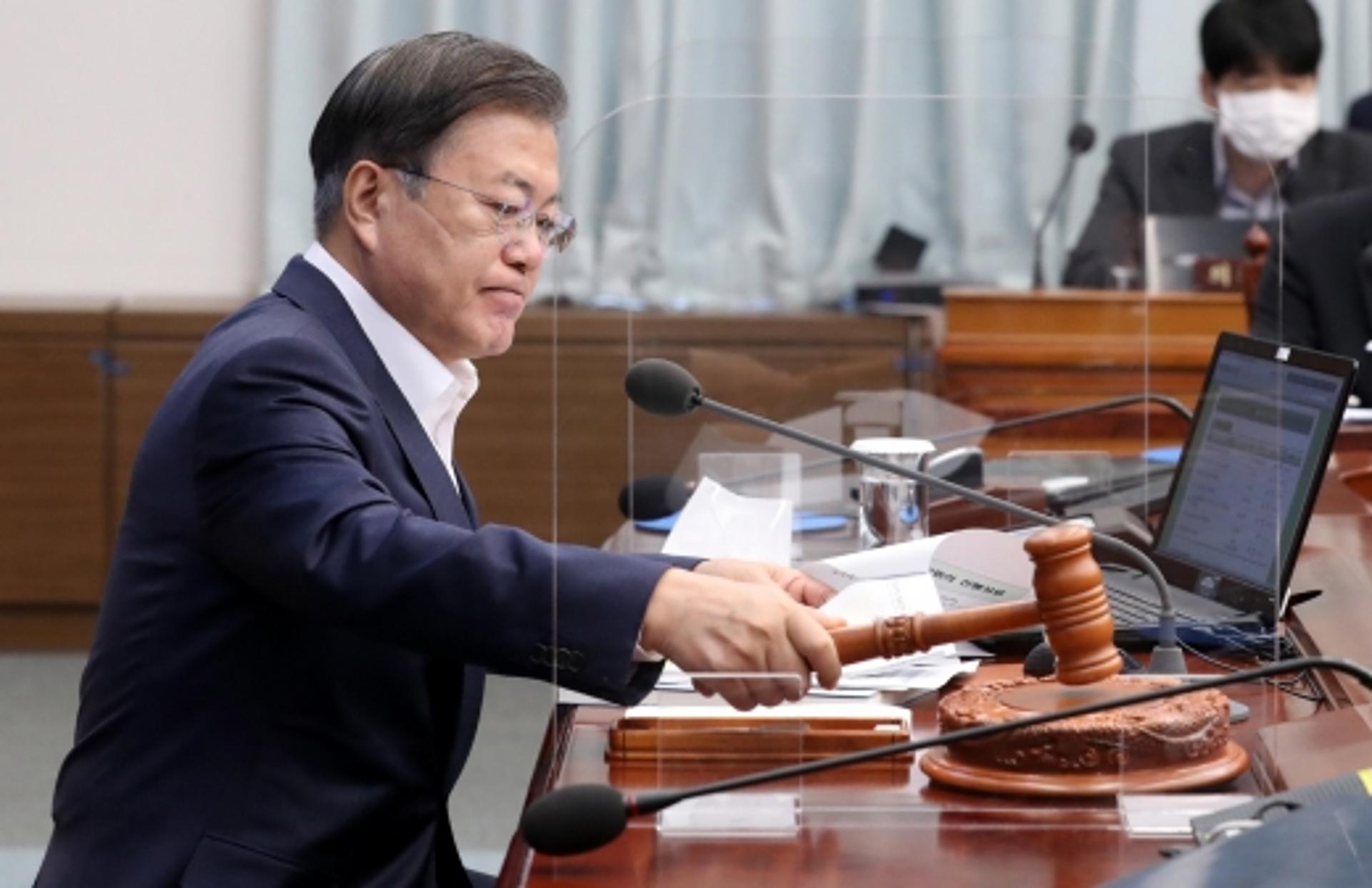 '윤석열 후폭풍'에도 문 대통령 지지율 49% '굳건'