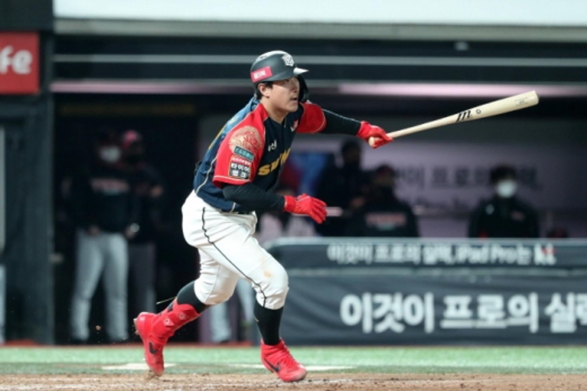 롯데 꺾고 3연승 달린 KT, LG에 0.5경기차 추격