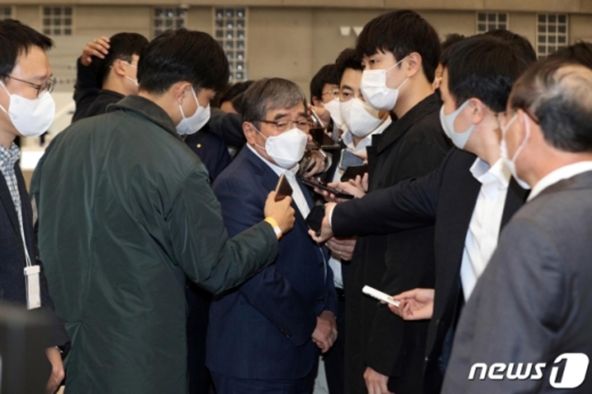 윤석헌, 은행장 만나 "사모펀드 불완전판매, 신뢰 회복해야"