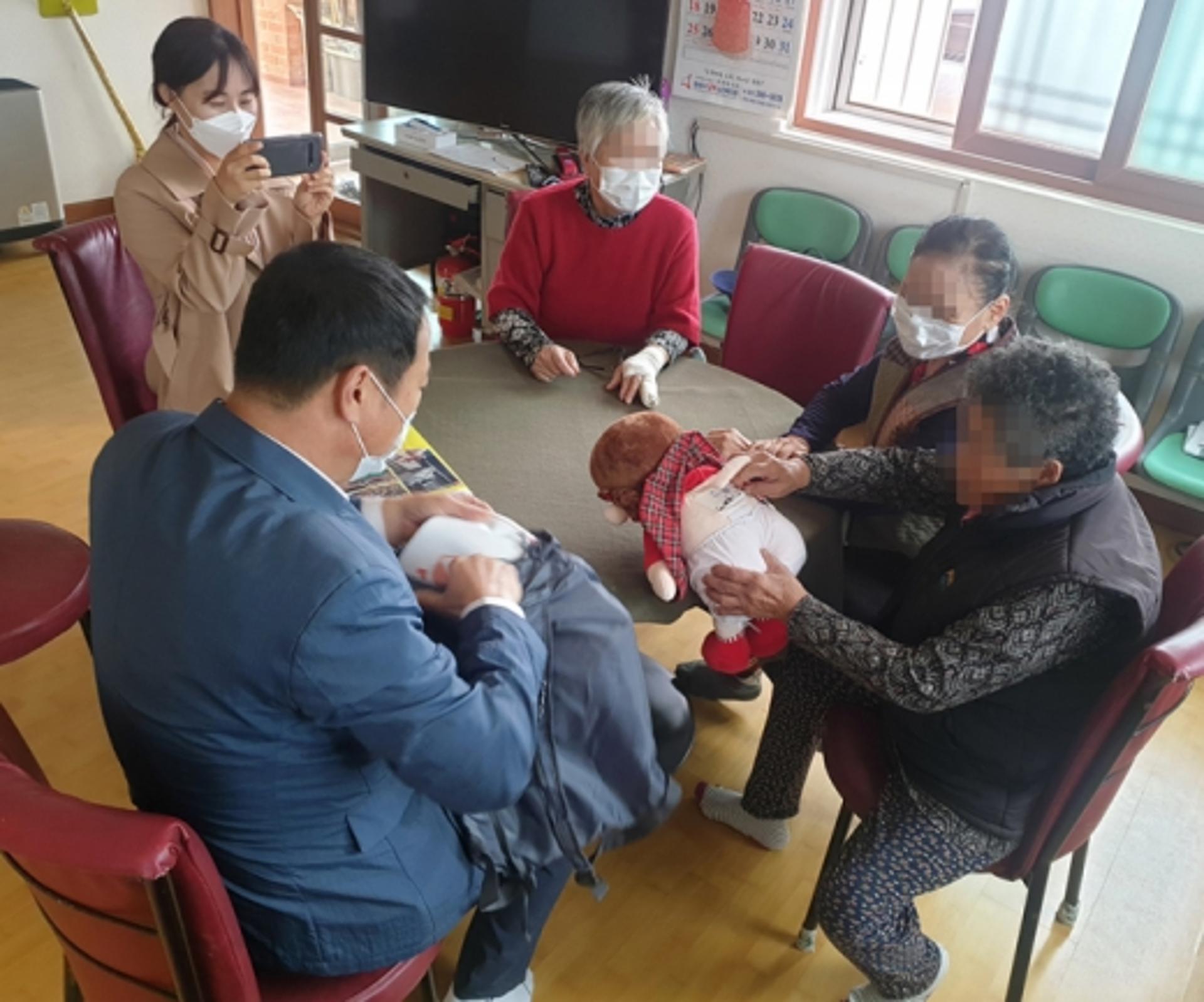 화성시자살예방센터, 자살고위험군 10가구에 ‘로봇 케어’