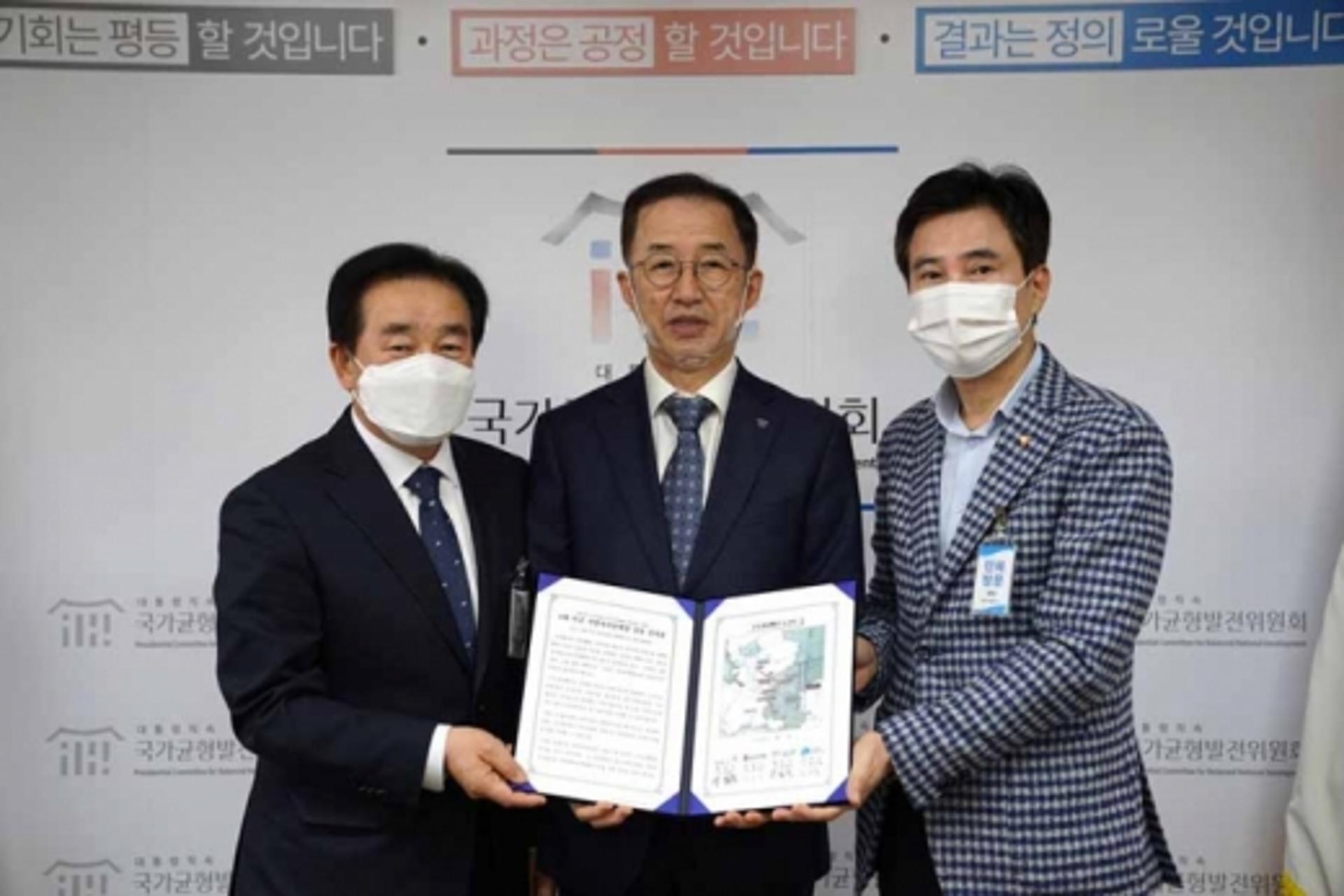 서철모 화성시장, 균형발전위원회에 ‘수도권 내륙선 신설 건의문’ 전달