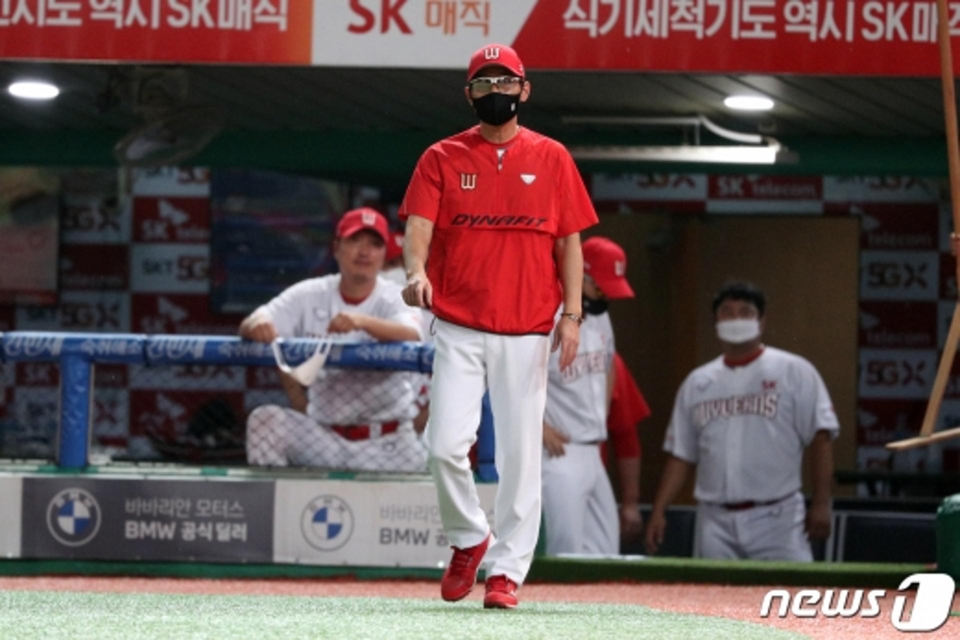 SK 염경엽 감독, 자진 사퇴… 차기 사령탑에 선동열 물망