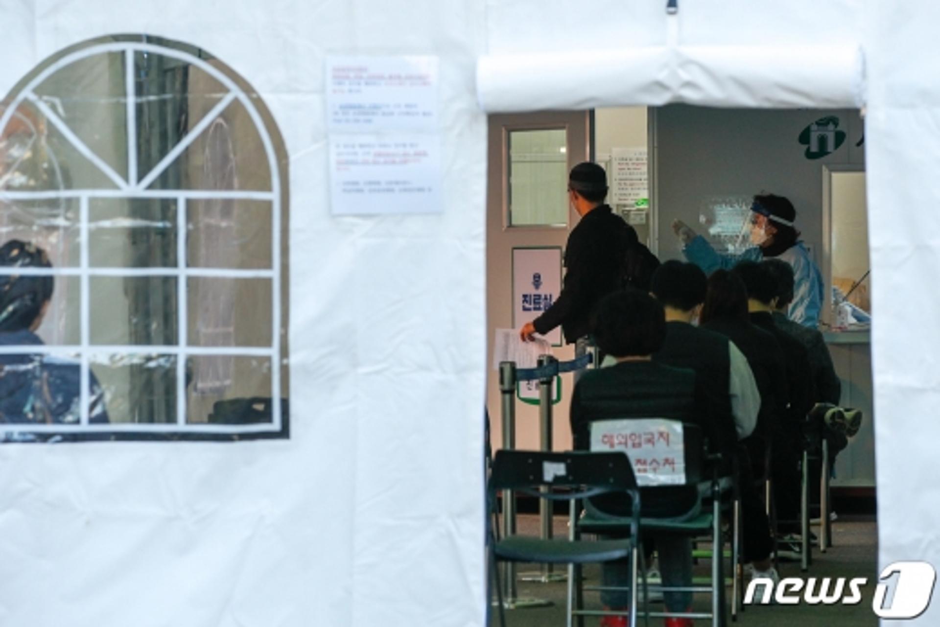 코로나19 확진자 127명, 나흘째 세자리… 핼러윈 재확산 우려(종합)
