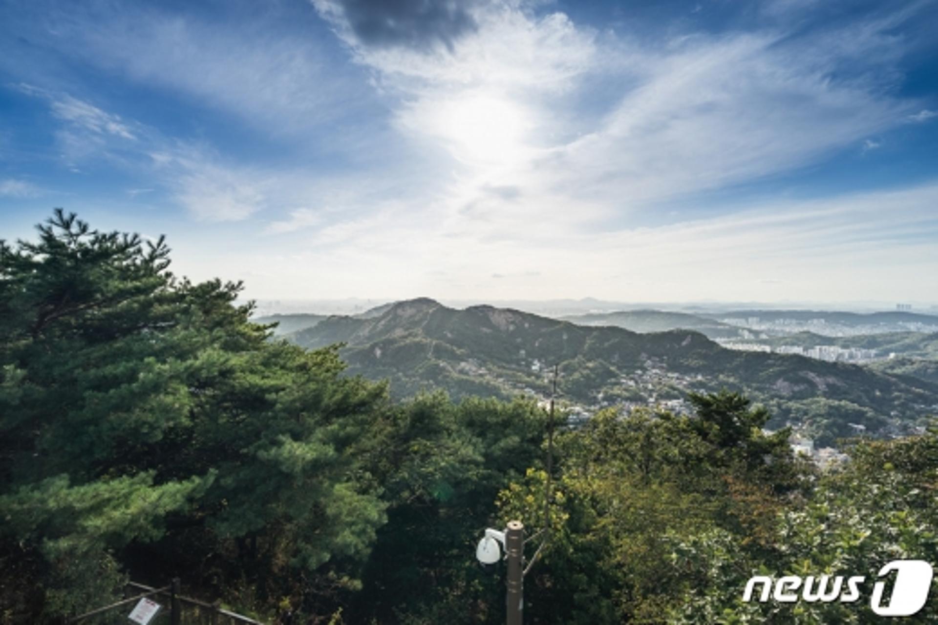 문 대통령, 북악산 철문 열었다… 김신조 사건 이후 52년만