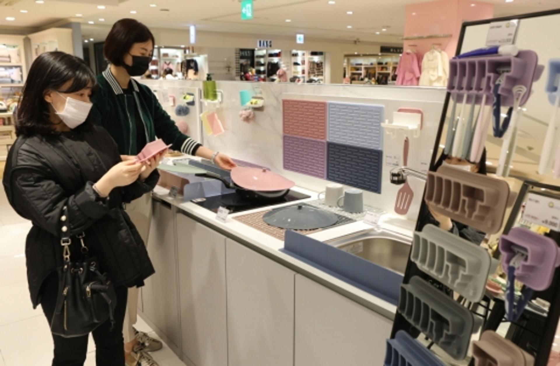 롯데백광주점, "환경호르몬 걱정 없앤 실리콘 소재 제품 인기"