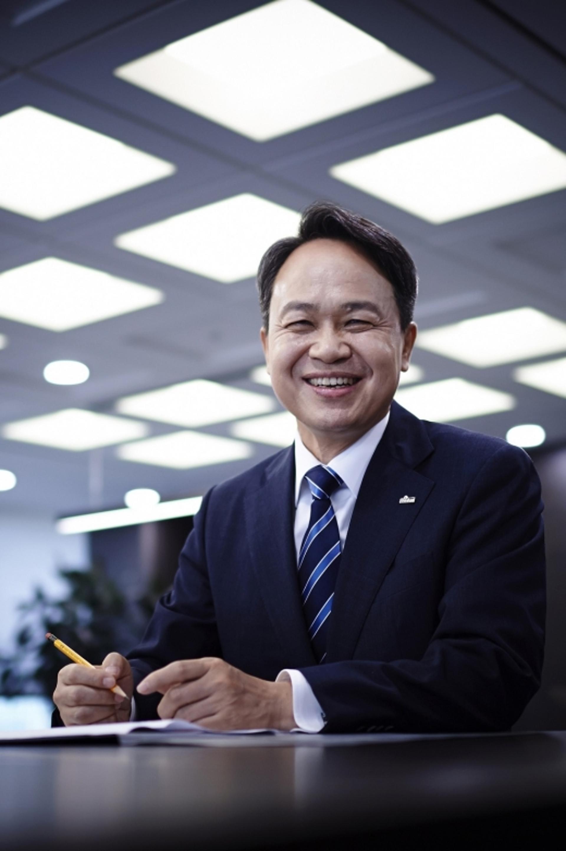 진옥동 신한은행장, 동반성장 유공 은탑산업훈장 수상