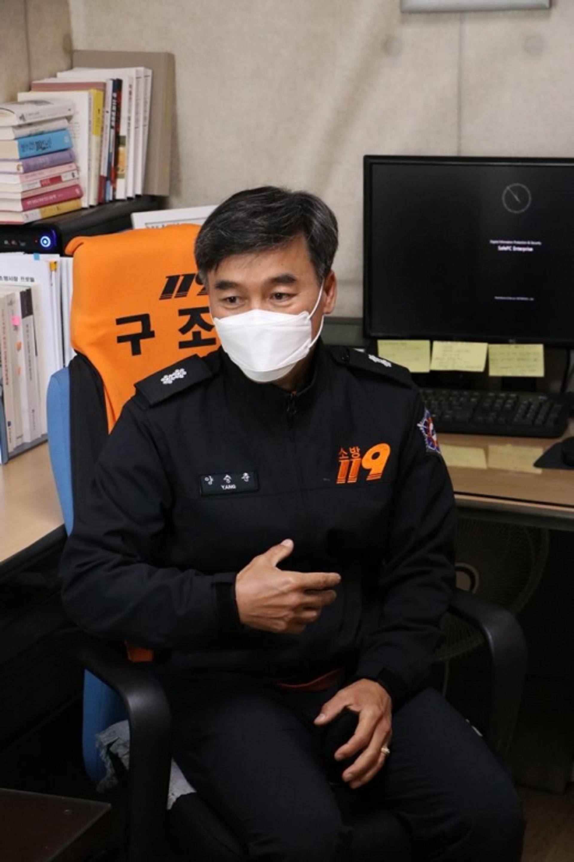 '7살 소녀' 대학 입학까지 후원… 소방관의 감동 사연