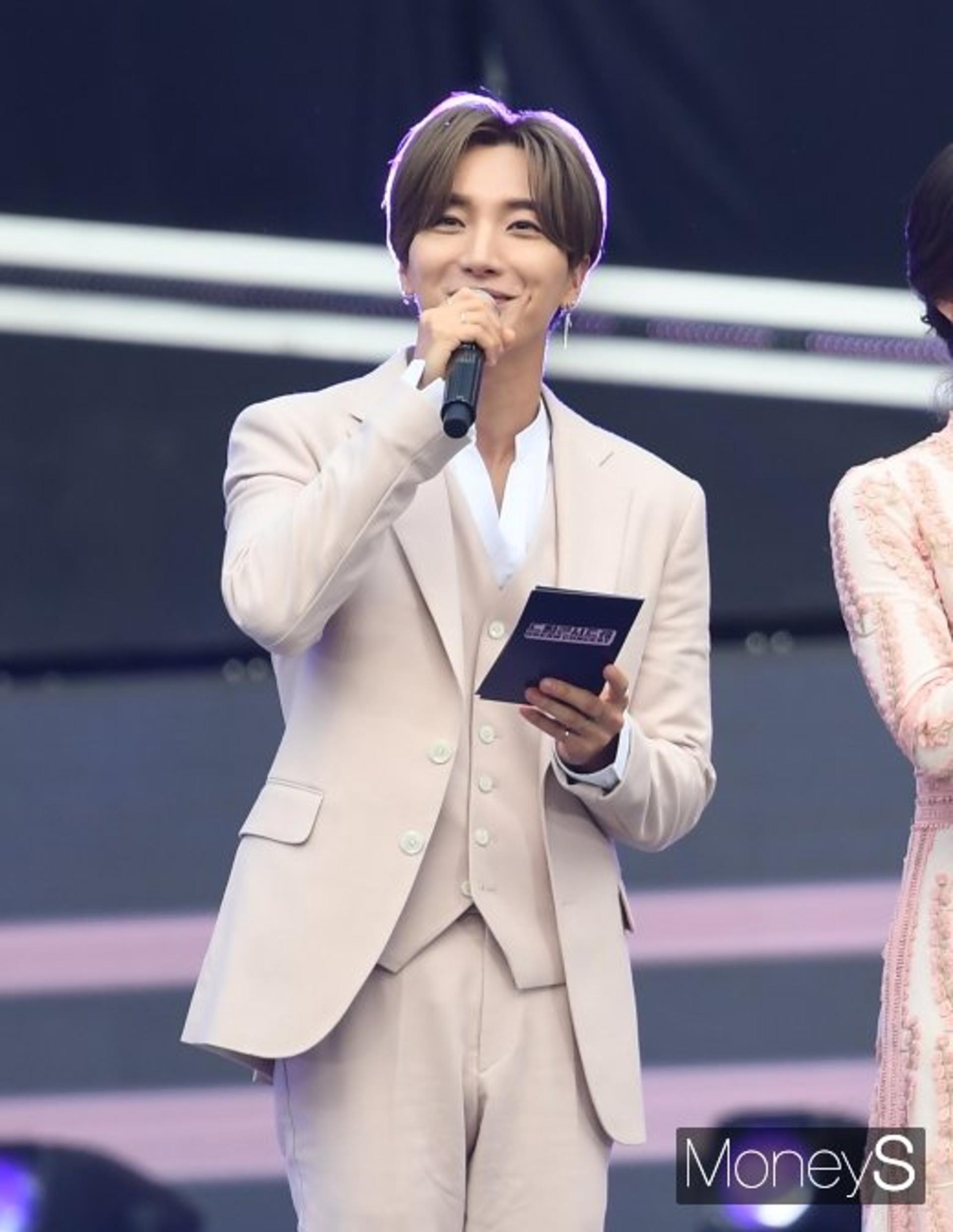 슈퍼주니어 15주년, 이특 "이 악물고 버텼다"