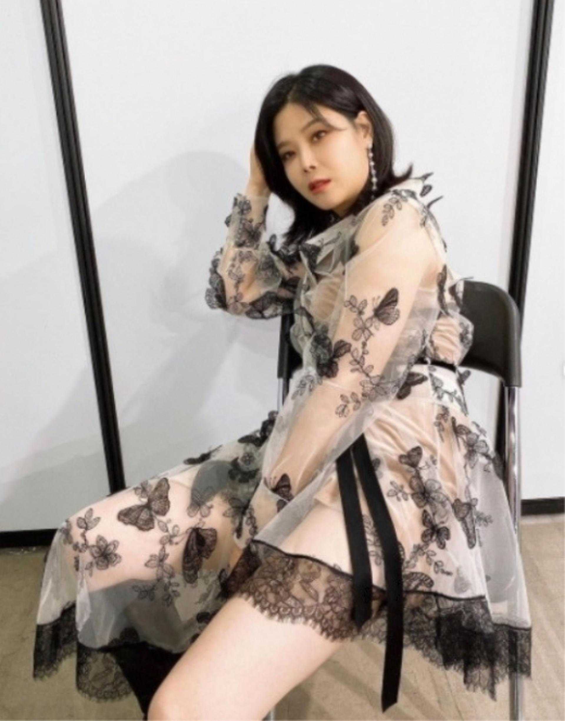 뽀얀 살결 드러나는 시스루 한복 '시선 강탈'