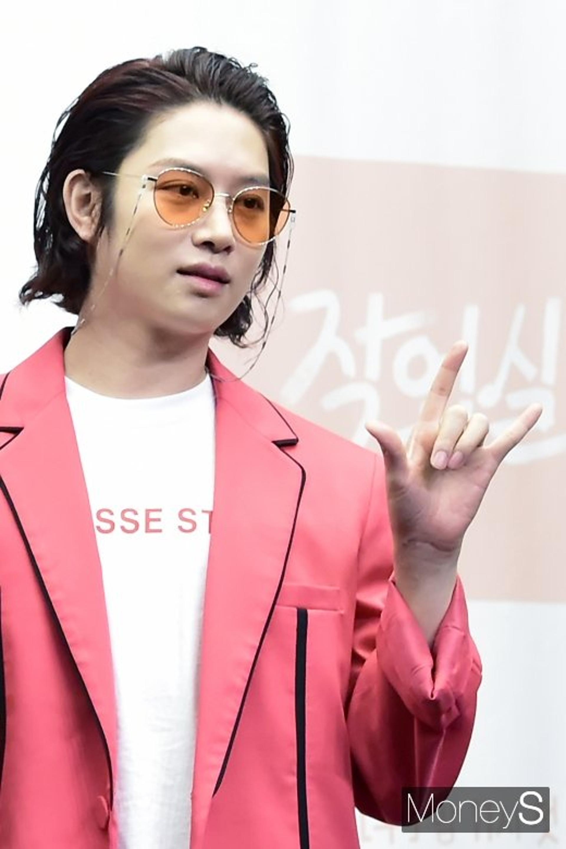김희철 자가격리… "확진자와 동선 겹쳐"