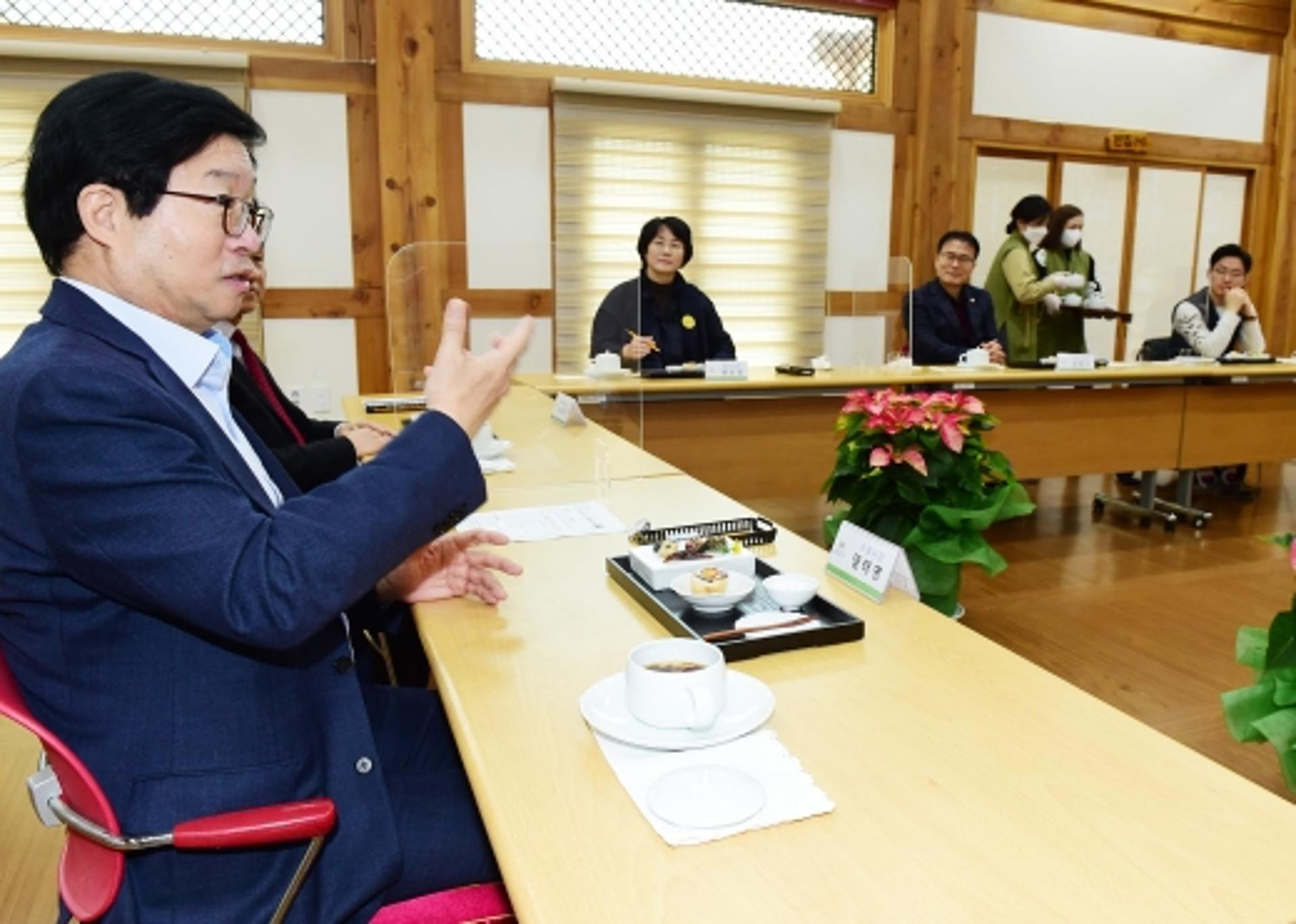 염태영 시장, 청주시의회 '자치분권 의정연구회' 소속 의원들과 간담회