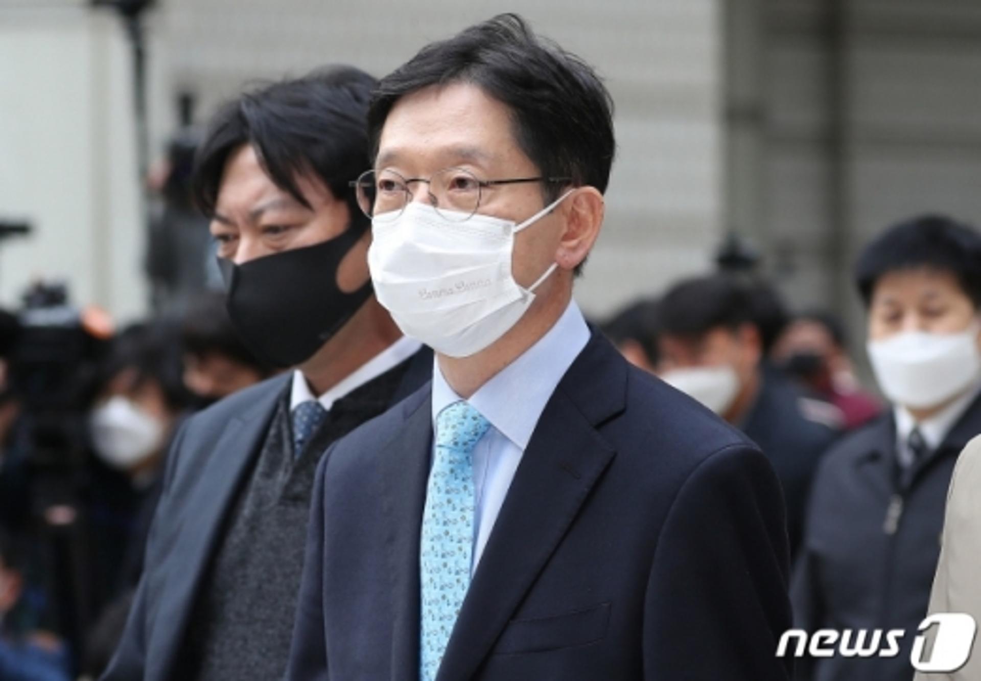 김경수, 코로나 환자 간접 접촉 우려로 일정 취소… 재판 참석자 가족 확진