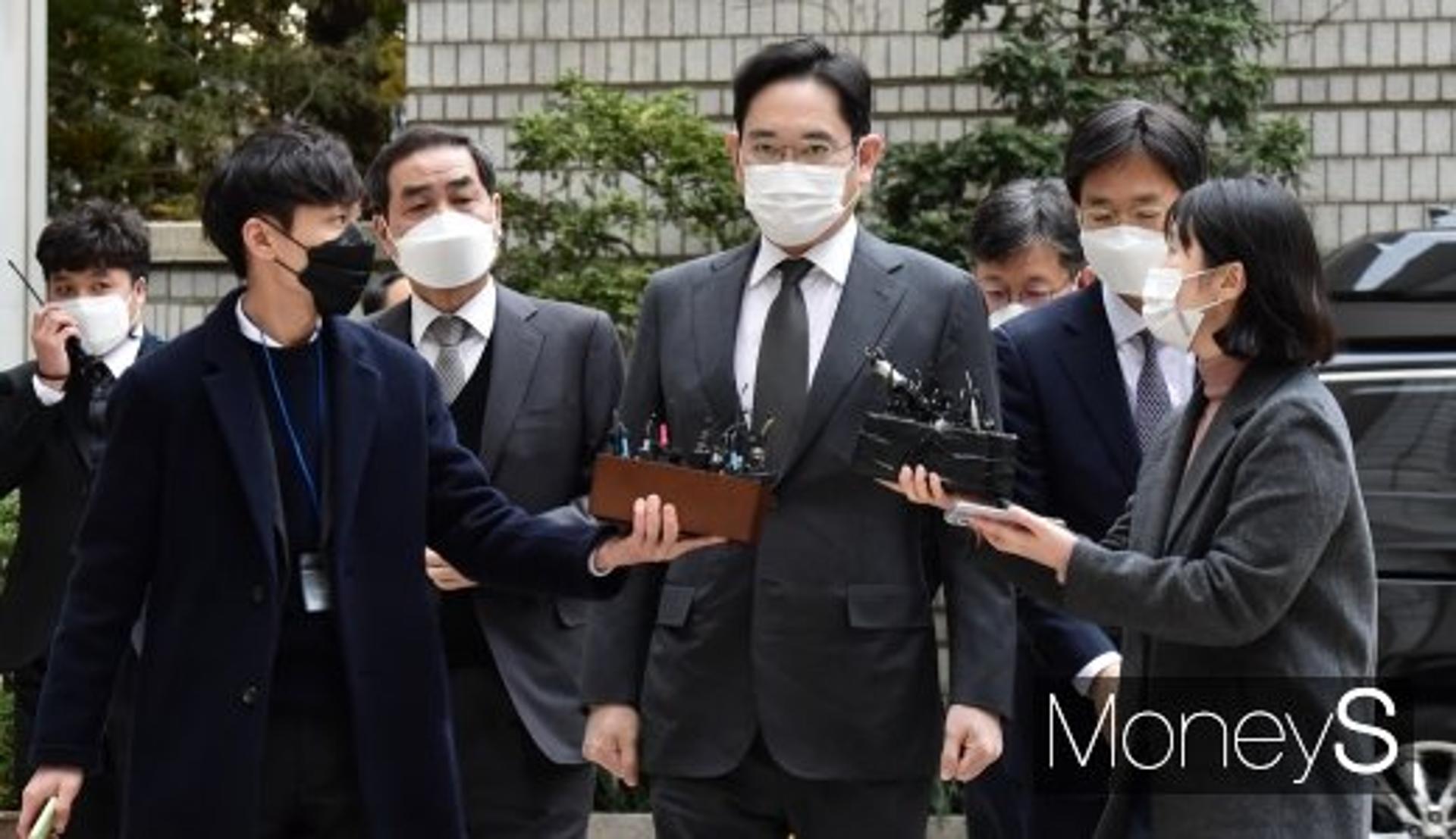 이재용, ‘국정농단’ 재판 10개월 만에 출석… 질문엔 묵묵부답