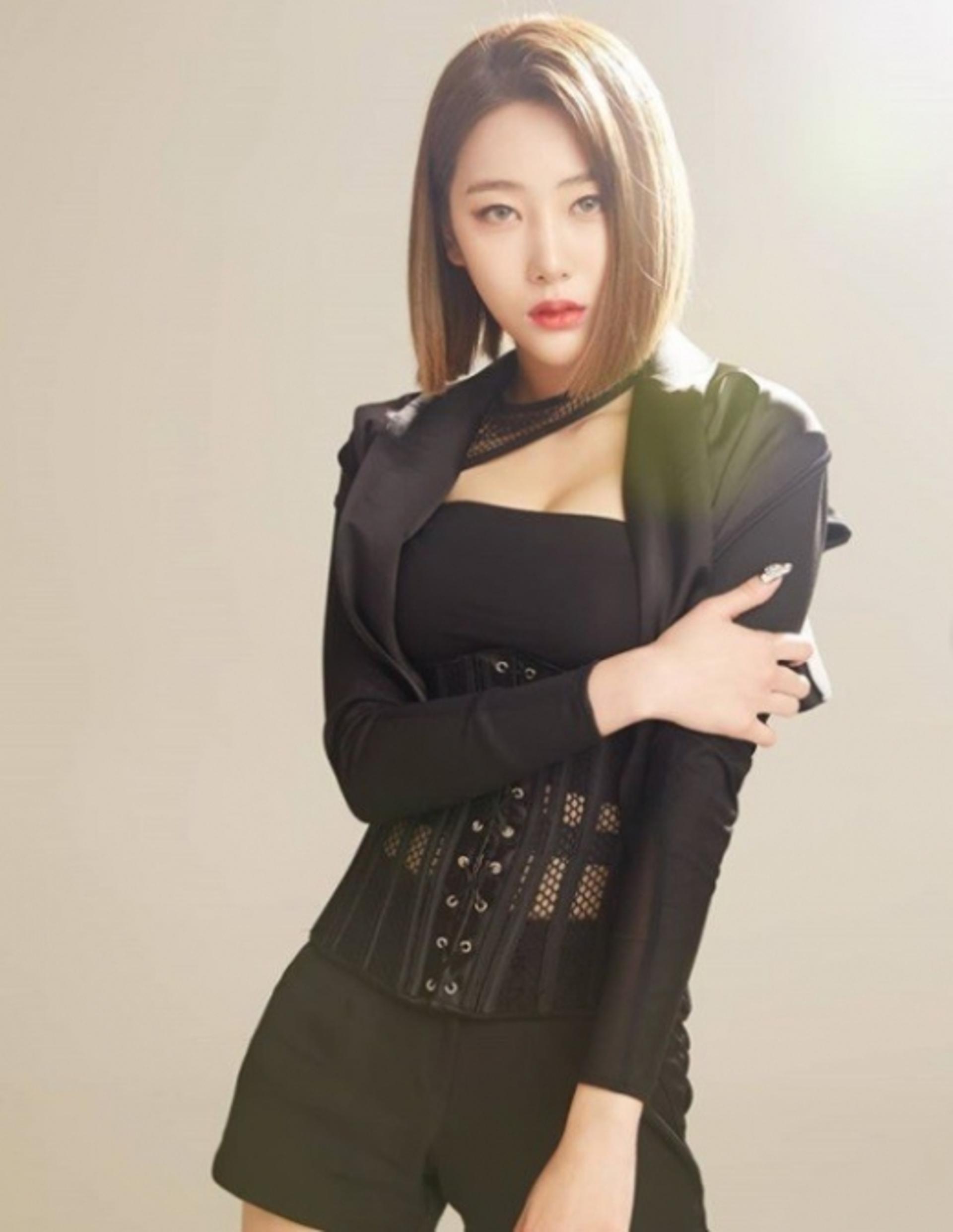 ‘5000만원 편취논란' 블랙스완 혜미, SNS 돌연 비공개