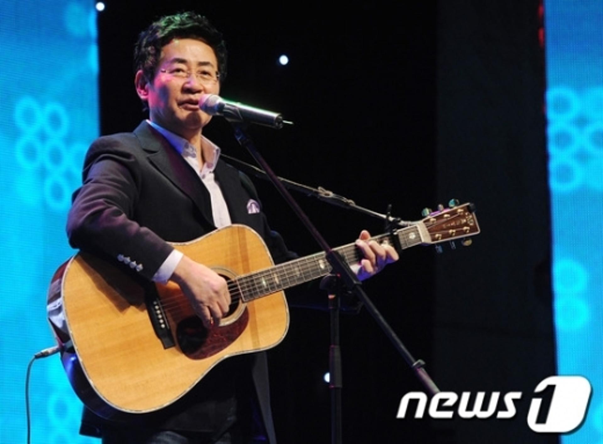 '세시봉' 윤형주 피소, 20억 사기혐의 휘말려