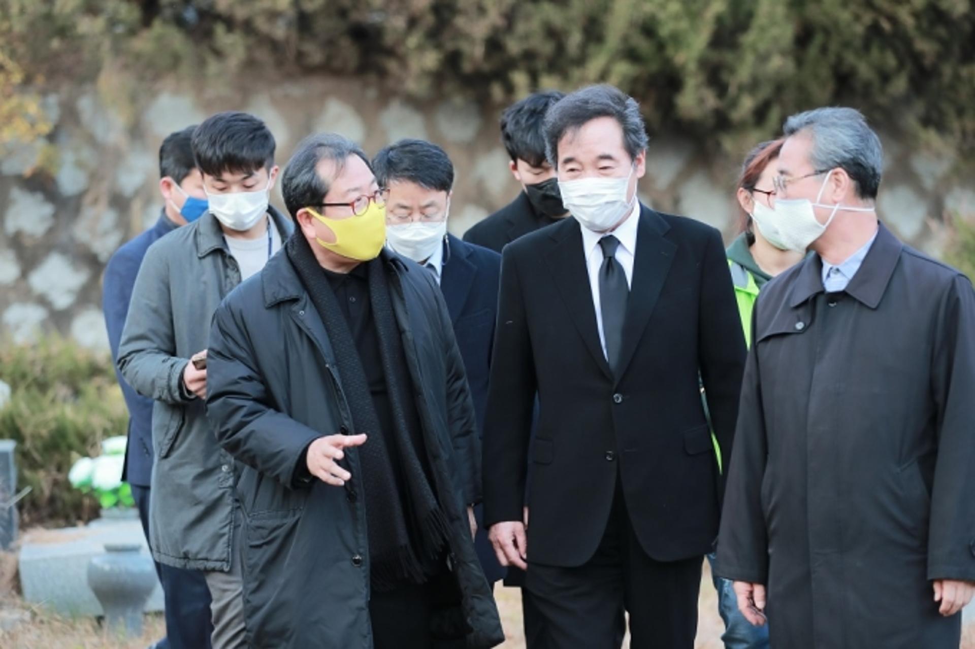 조광한 남양주시장, 전태일 열사 분신 50주기 맞아 묘역 참배