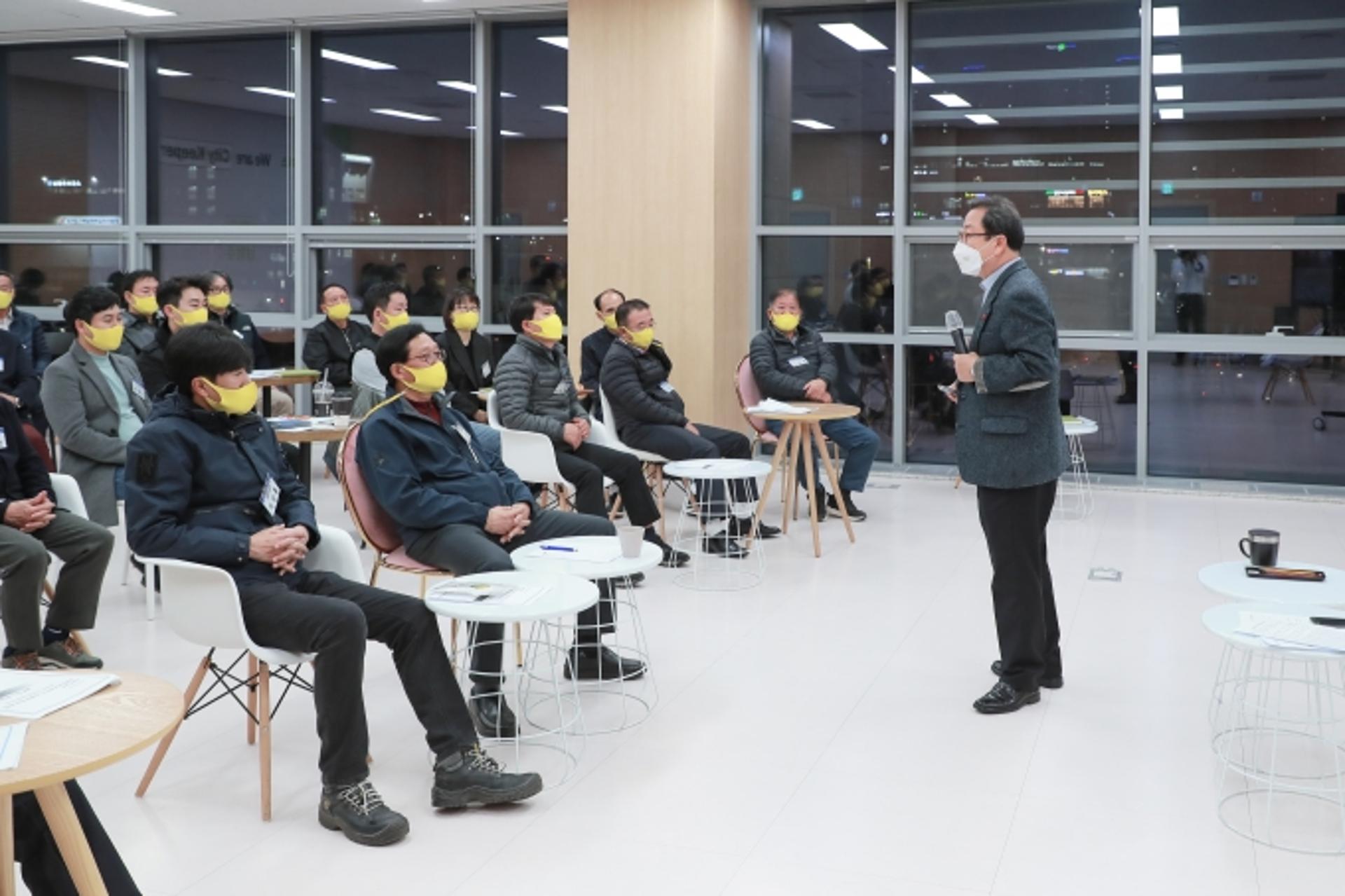 조광한 남양주시장, 단속분야 임기제 직원 대상 강의…'휴머니티 담아내야"