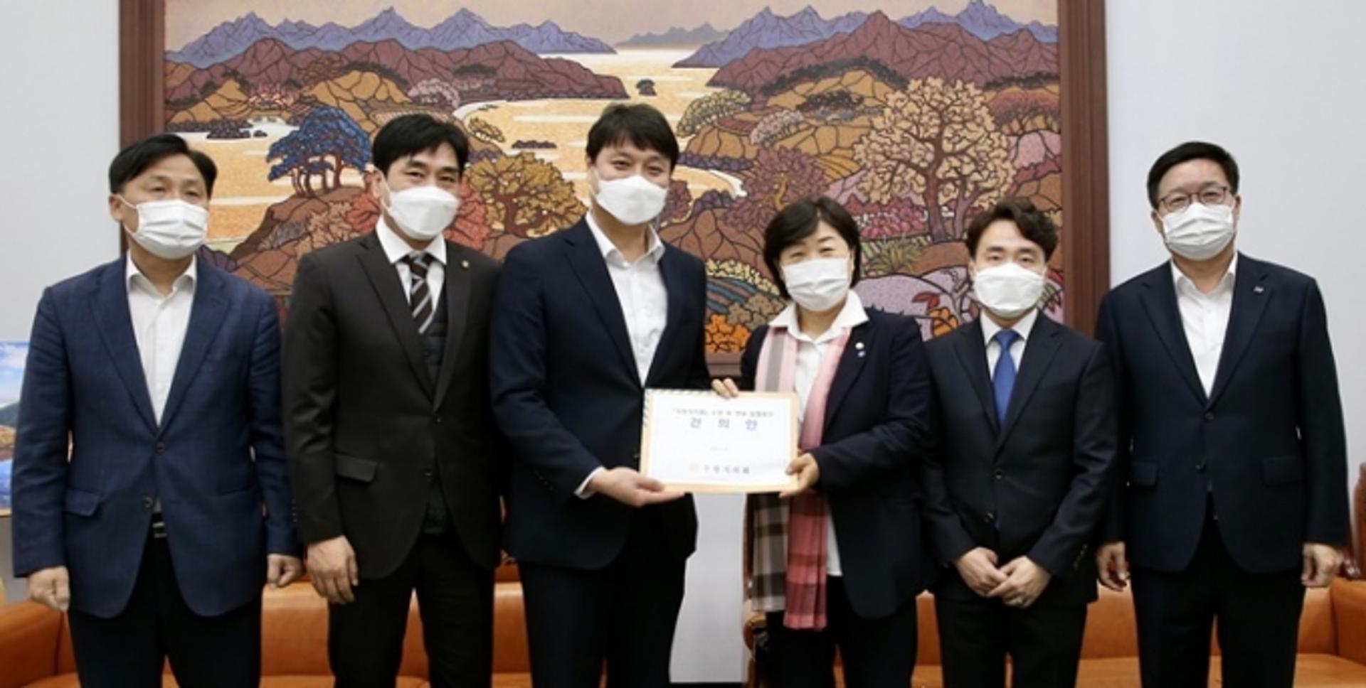 수원시의회, 국회 행안위에 지방자치법 전부개정안 통과 촉구 건의문 전달