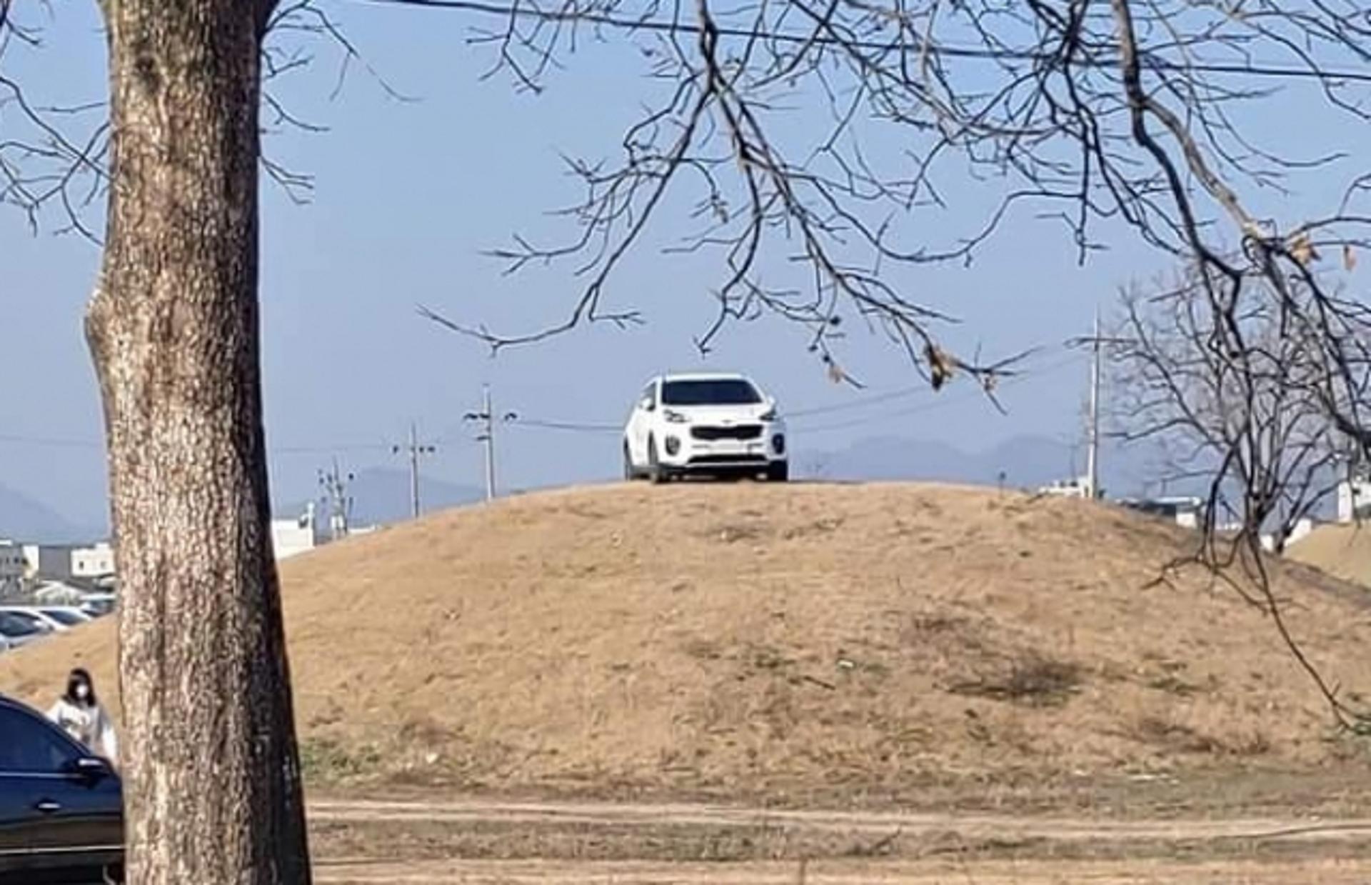 경주 쪽샘지구 SUV 운전자 찾았다… 문화재청 "고발할 것"