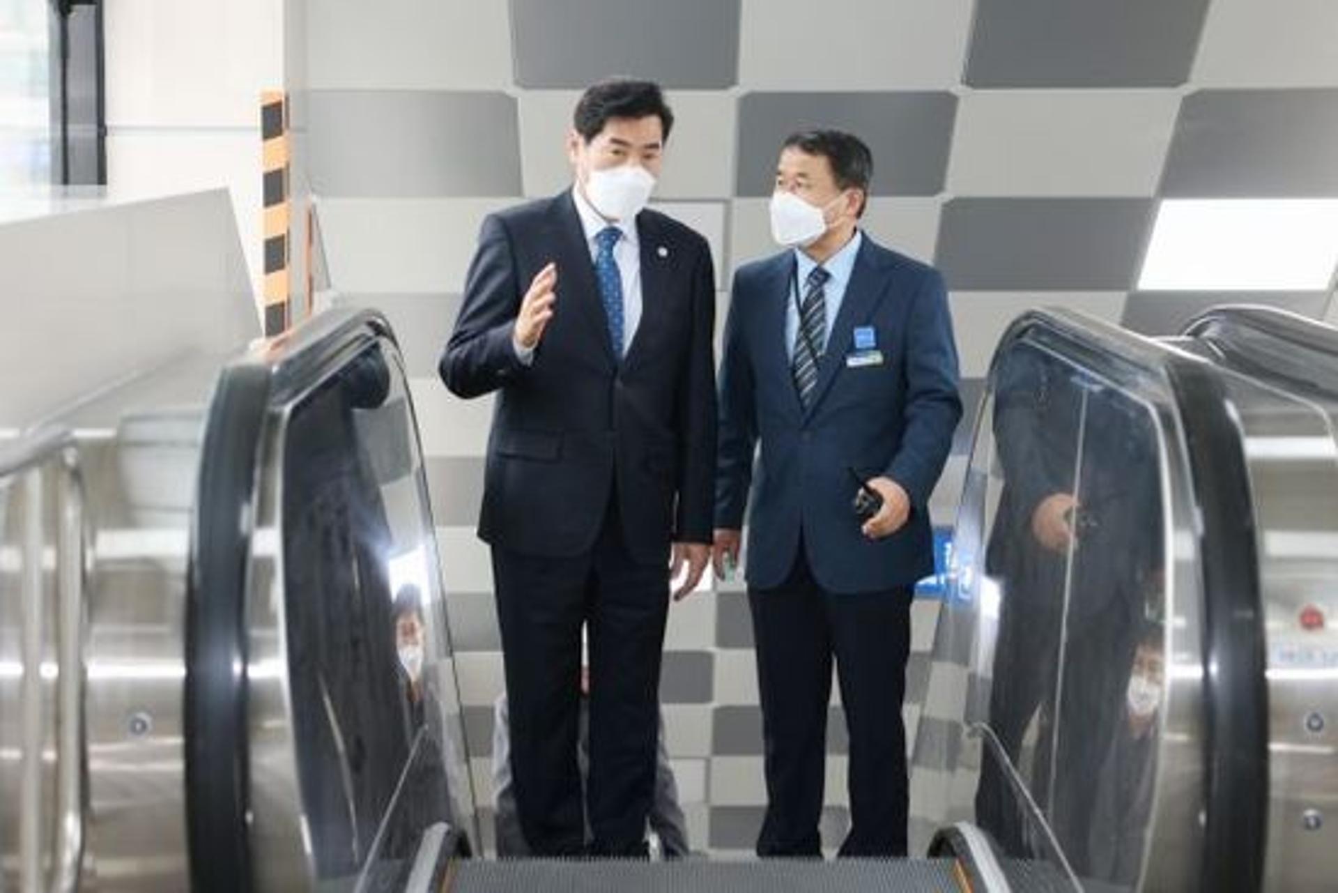 김상돈 의왕시장, 의왕역 에스컬레이터 시승 및 시설점검