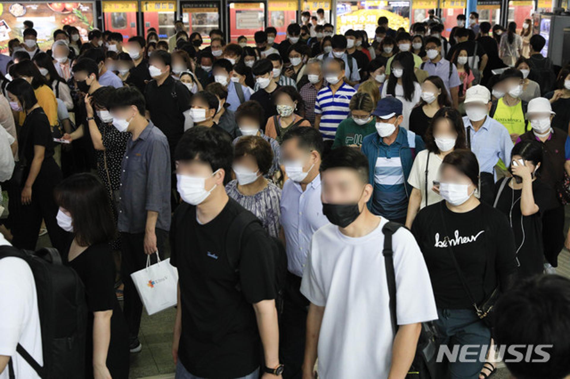 코로나 대유행 현실화?… "확진자 1000명 육박 시간문제"