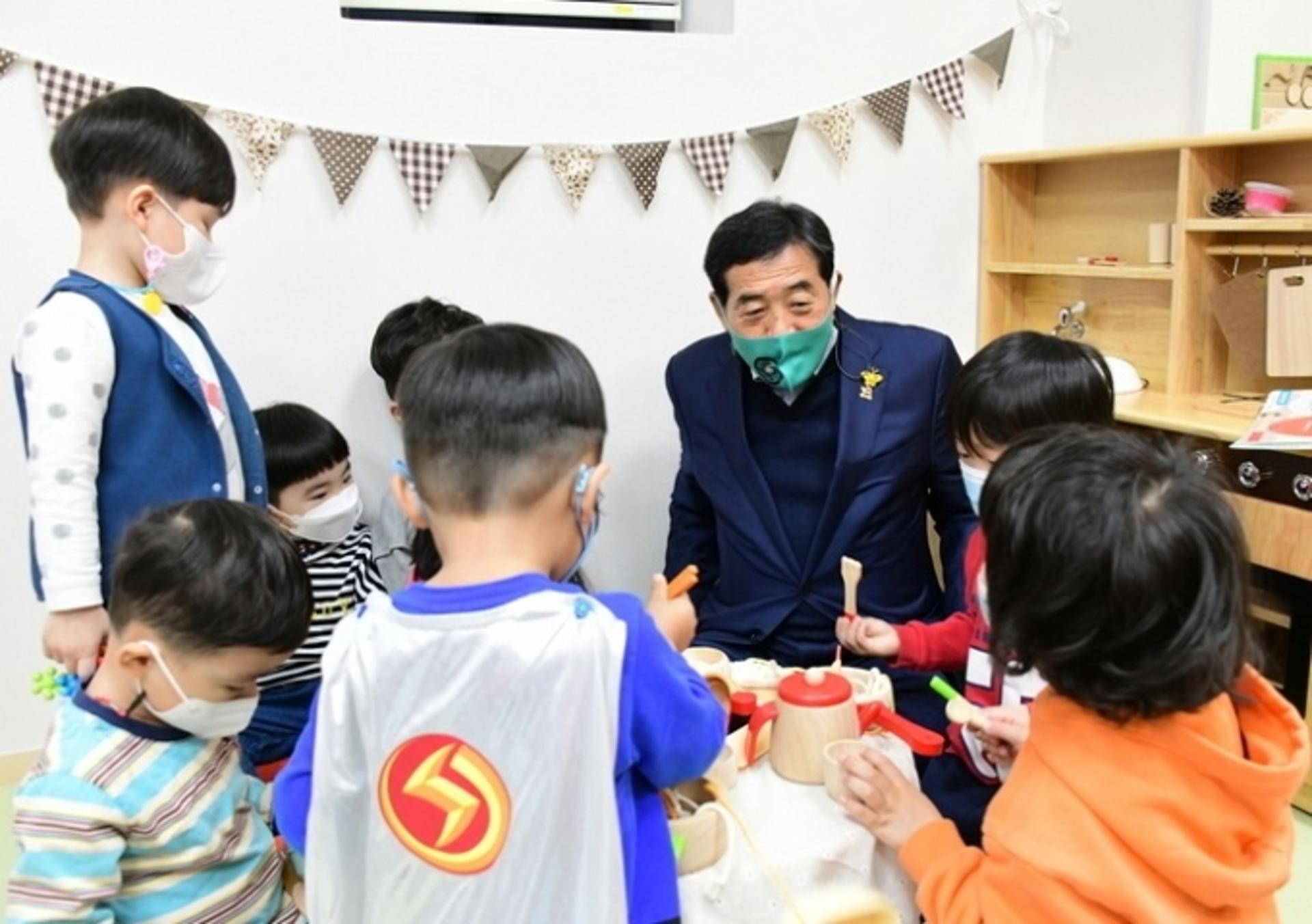 윤화섭 안산시장, 신규 개원 어린이집 찾아 보육교사 격려