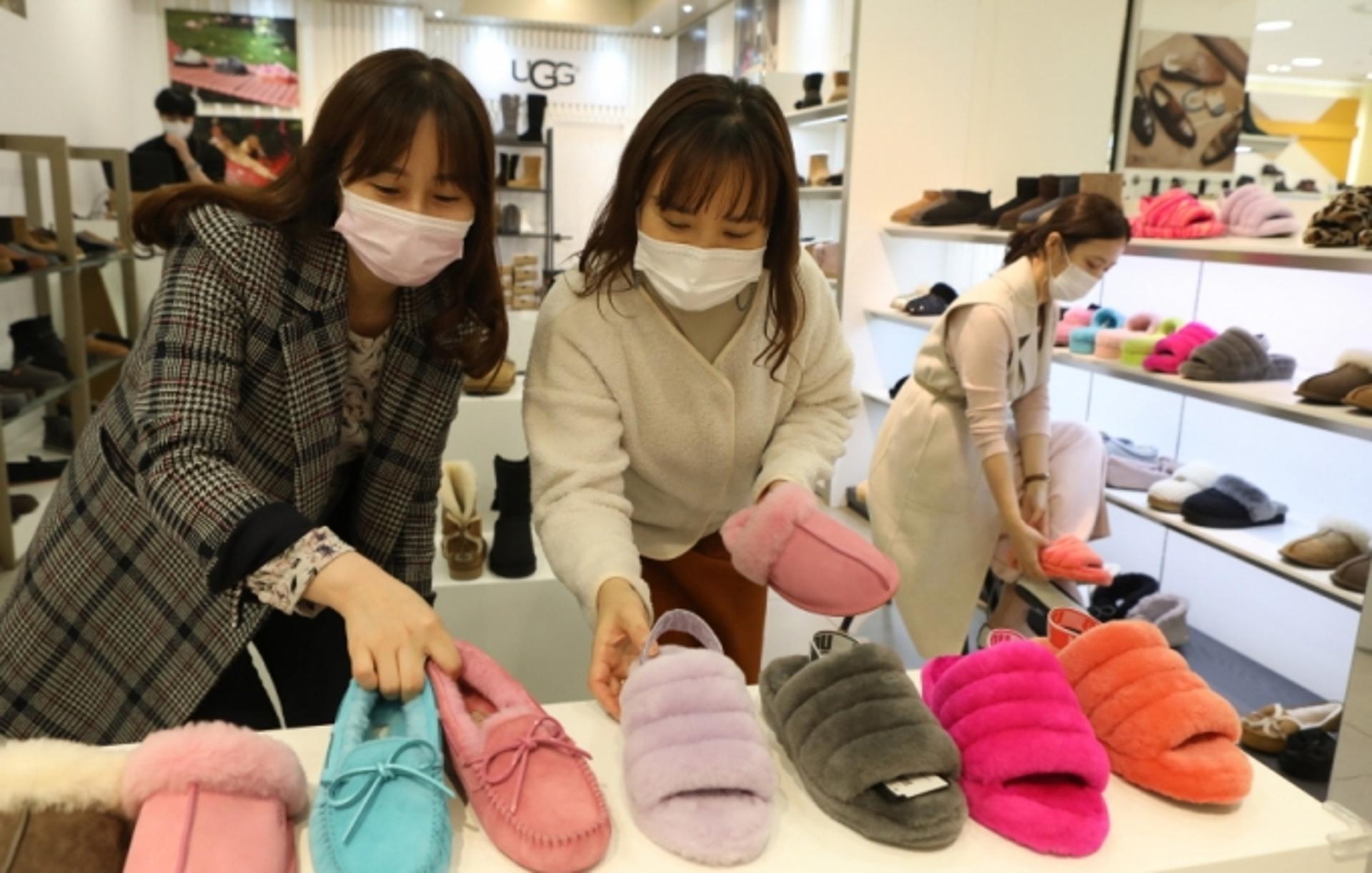 [머니S포토] 롯데百광주점 "겨울철 발 보온 '털신' 인기"