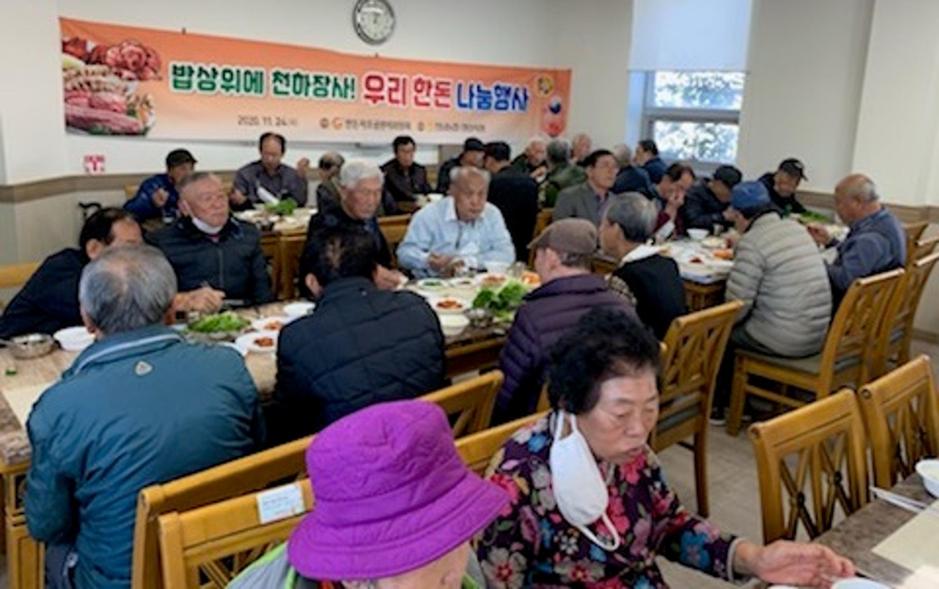 전남농협, 영암군서 한돈농가 돕기 나눔 행사
