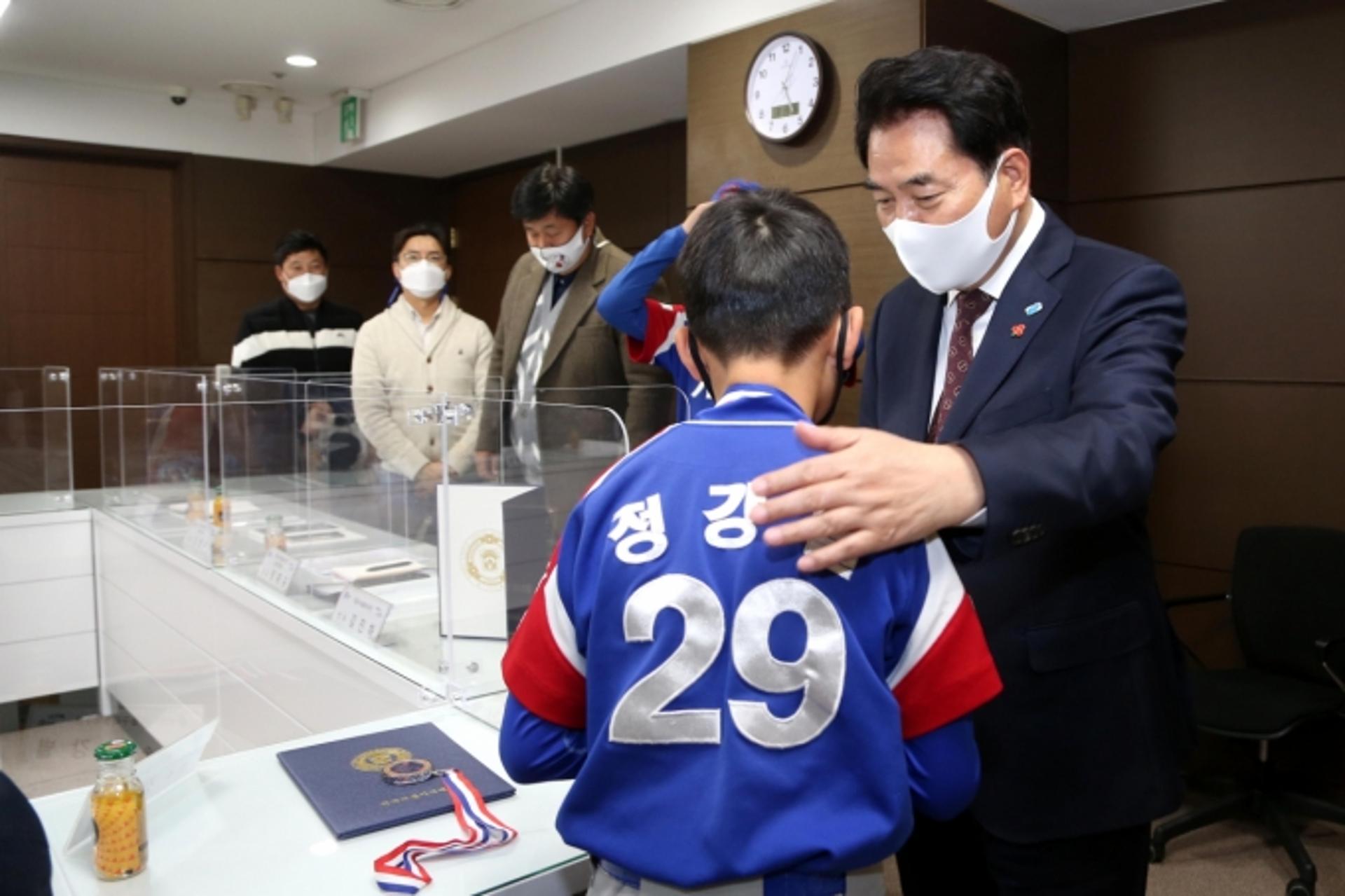 백군기 용인시장, 3개구 리틀야구단 선수들 격려
